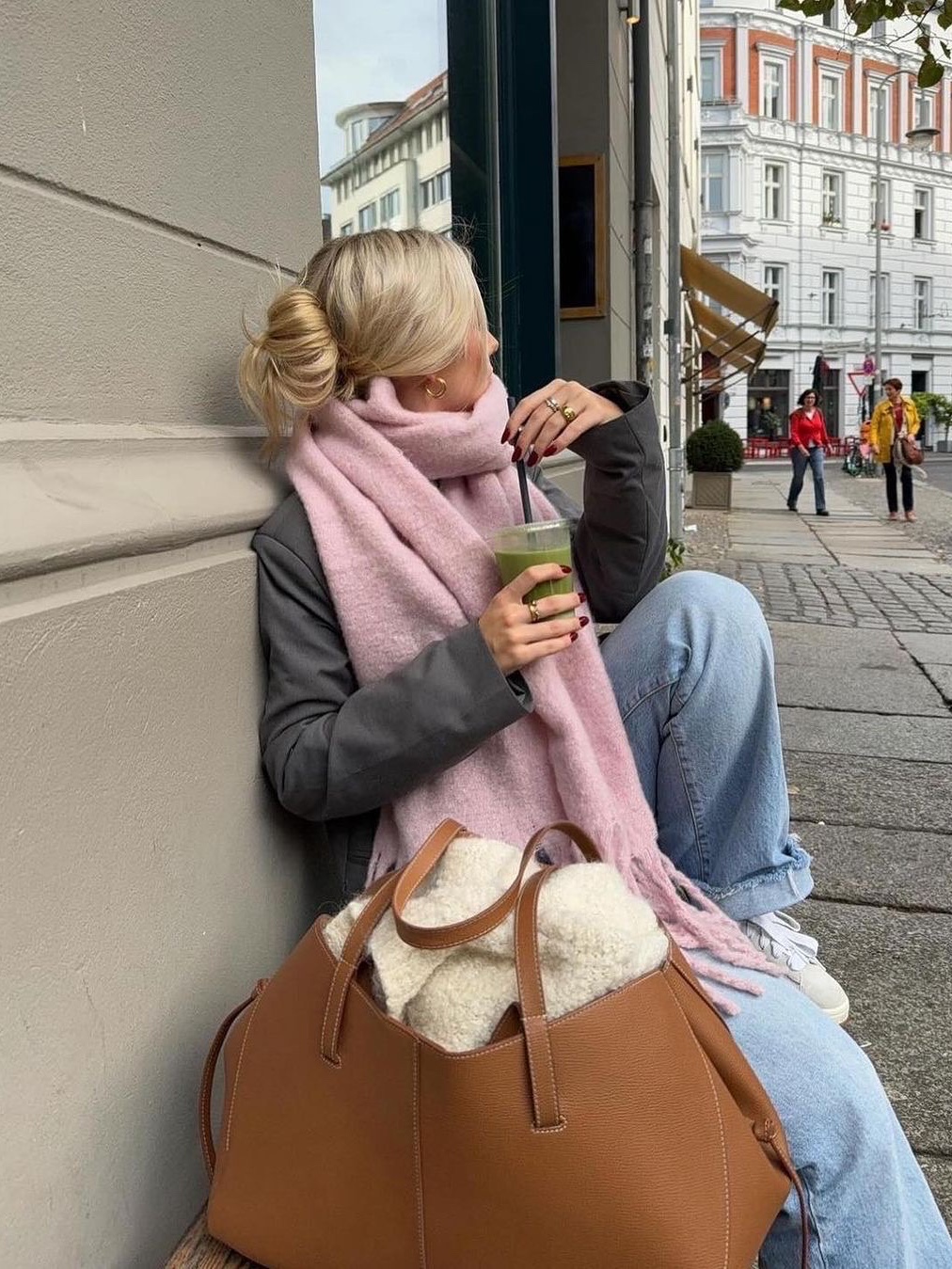 Acne Studios Narrow Wool Fringe Muffler Bubble Pink, (W) Max Mara Wsdalia Cashmere Stole with Embroidery Light Blue 착용 스타일 - 2