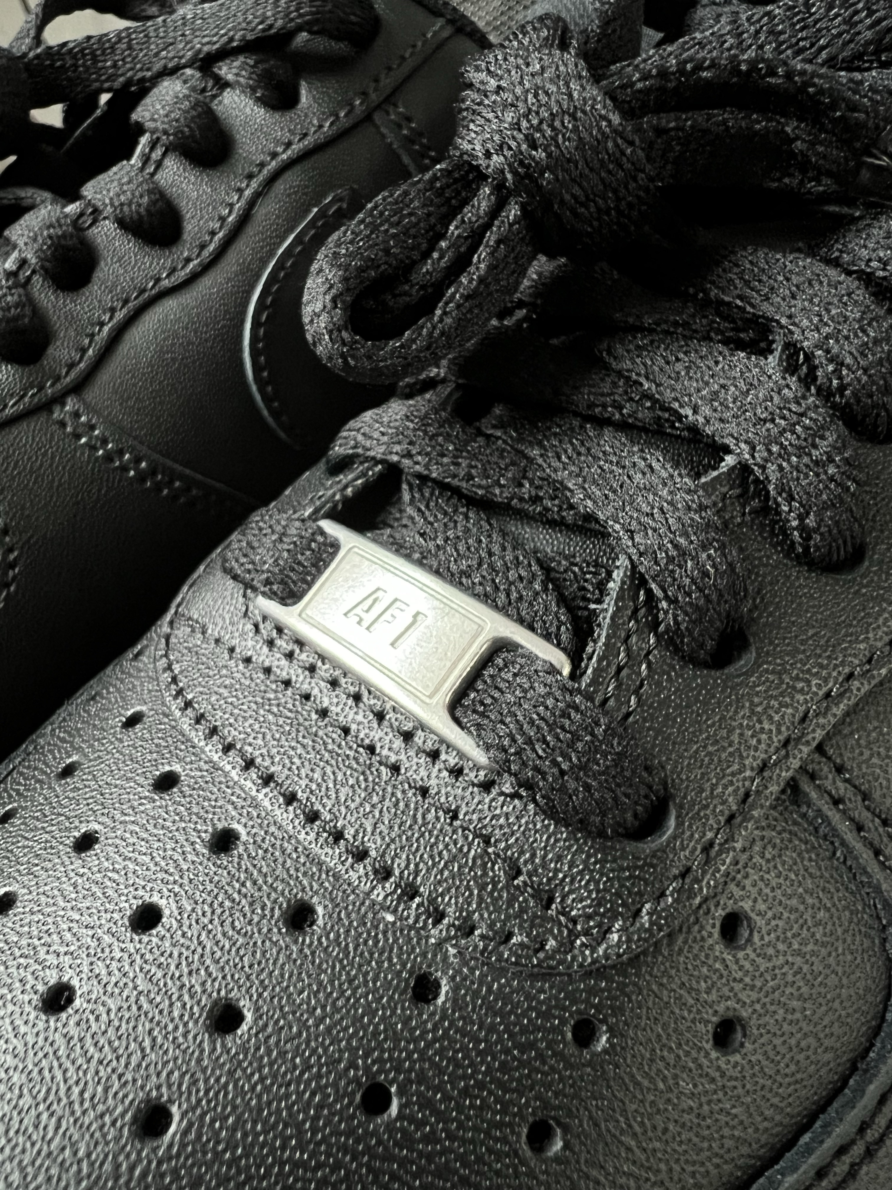 Nike Air Force 1 '07 Low Triple Black 착용 스타일
