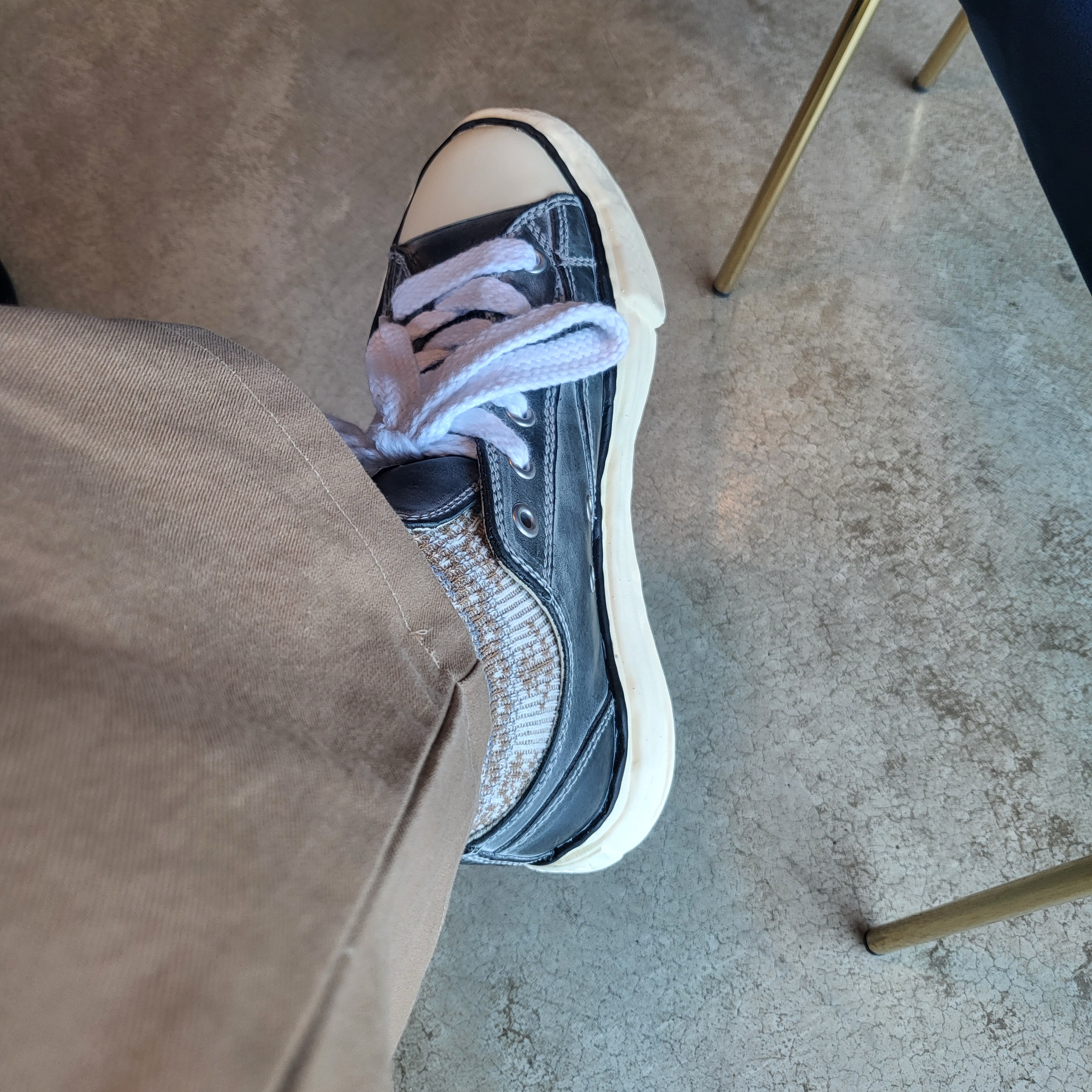 Maison Mihara Yasuhiro Peterson OG Sole Paraffin Leather Low-top Sneakers Black 착용 스타일