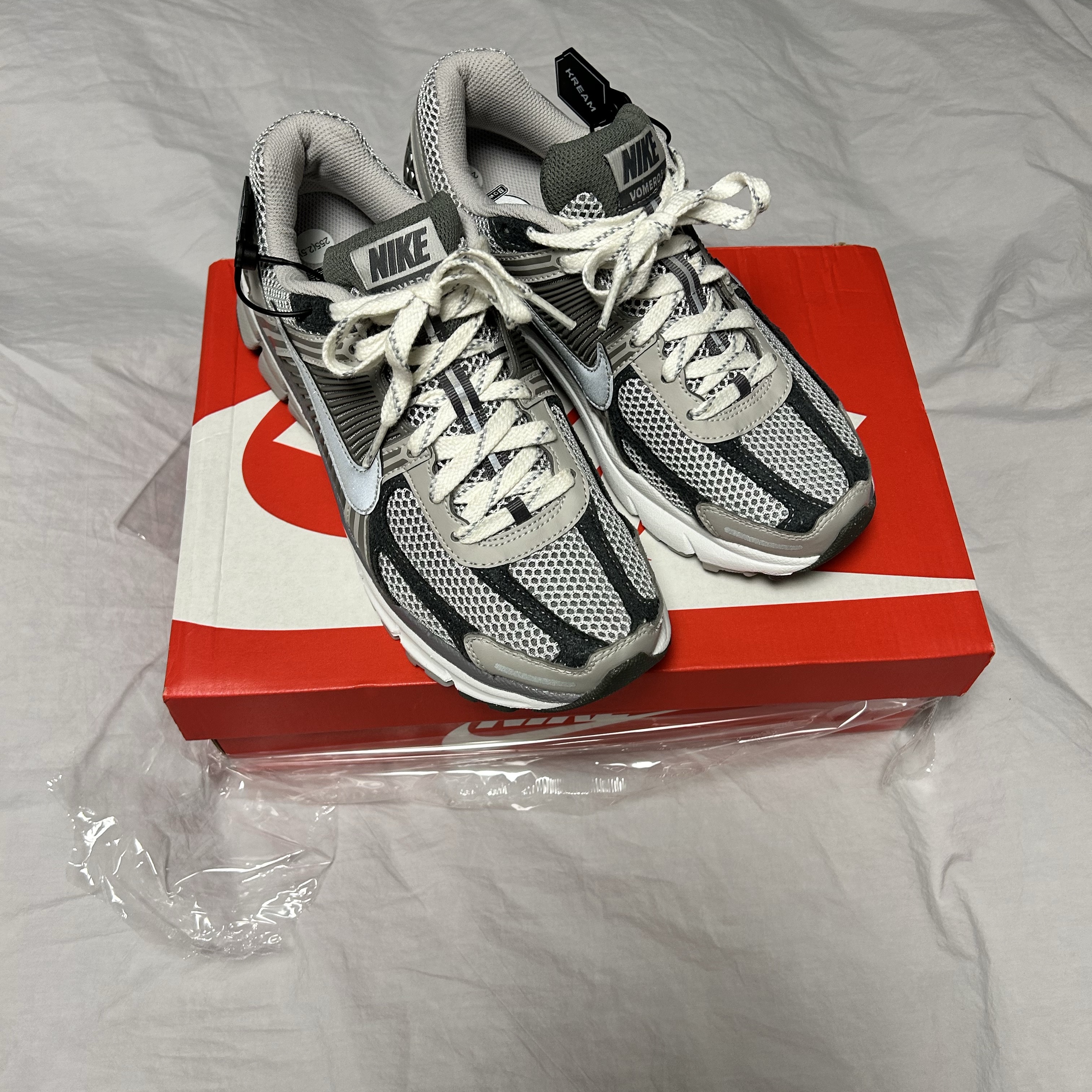 Nike Zoom Vomero 5 PRM Light Iron Ore and Flat Fewter 착용 스타일