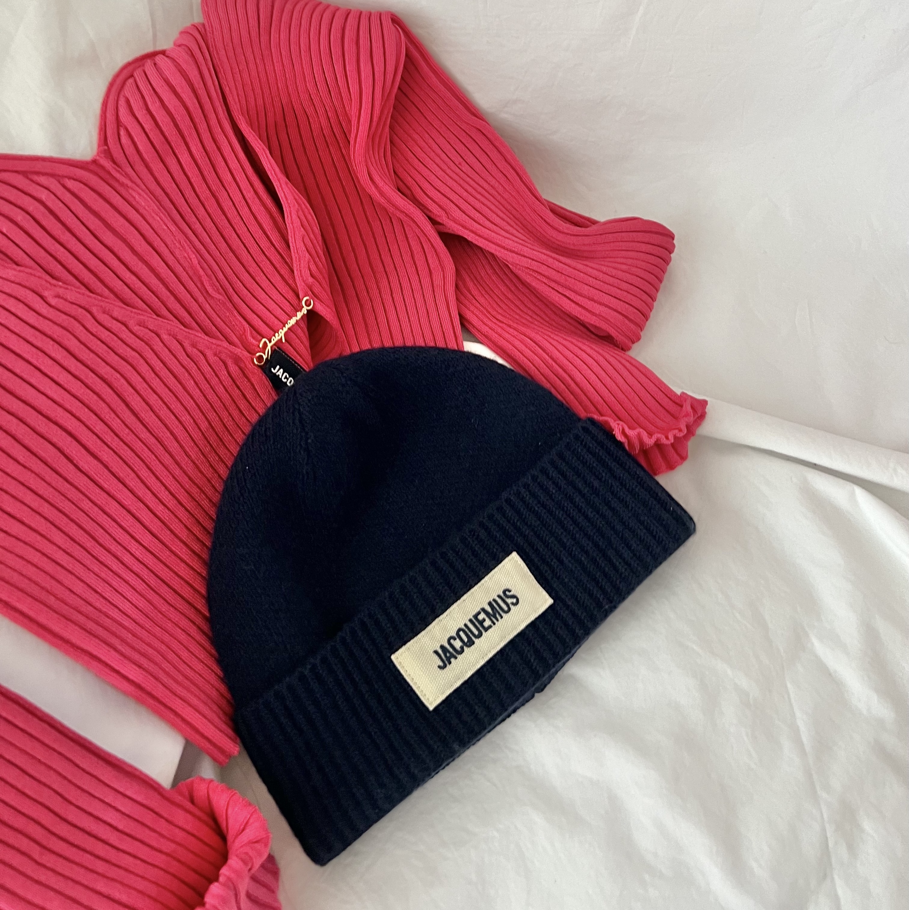 Jacquemus Le Bonnet Grosgrain Logo Beanie Navy, (W) Jacquemus La Maille Pralu Micro Charm Logo Cardigan Pink 착용 스타일 - 1