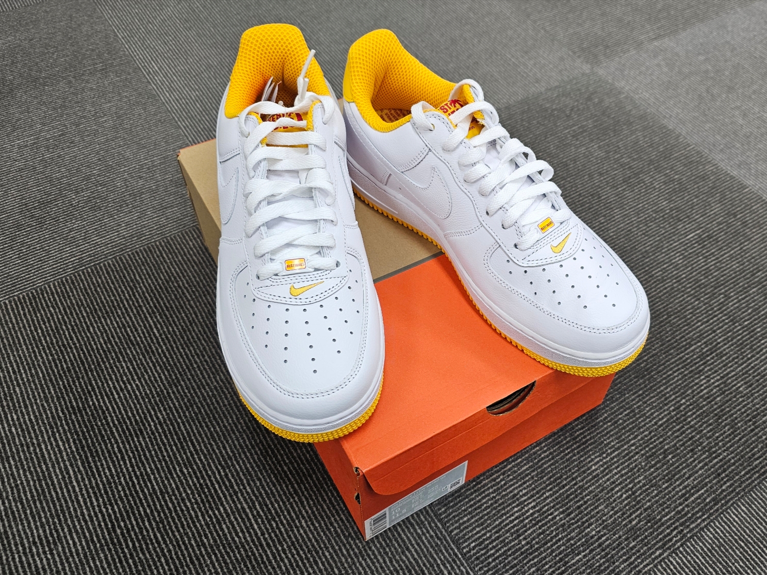 Nike Air Force 1 Low Retro QS West Indies University Gold 착용 스타일 - 1