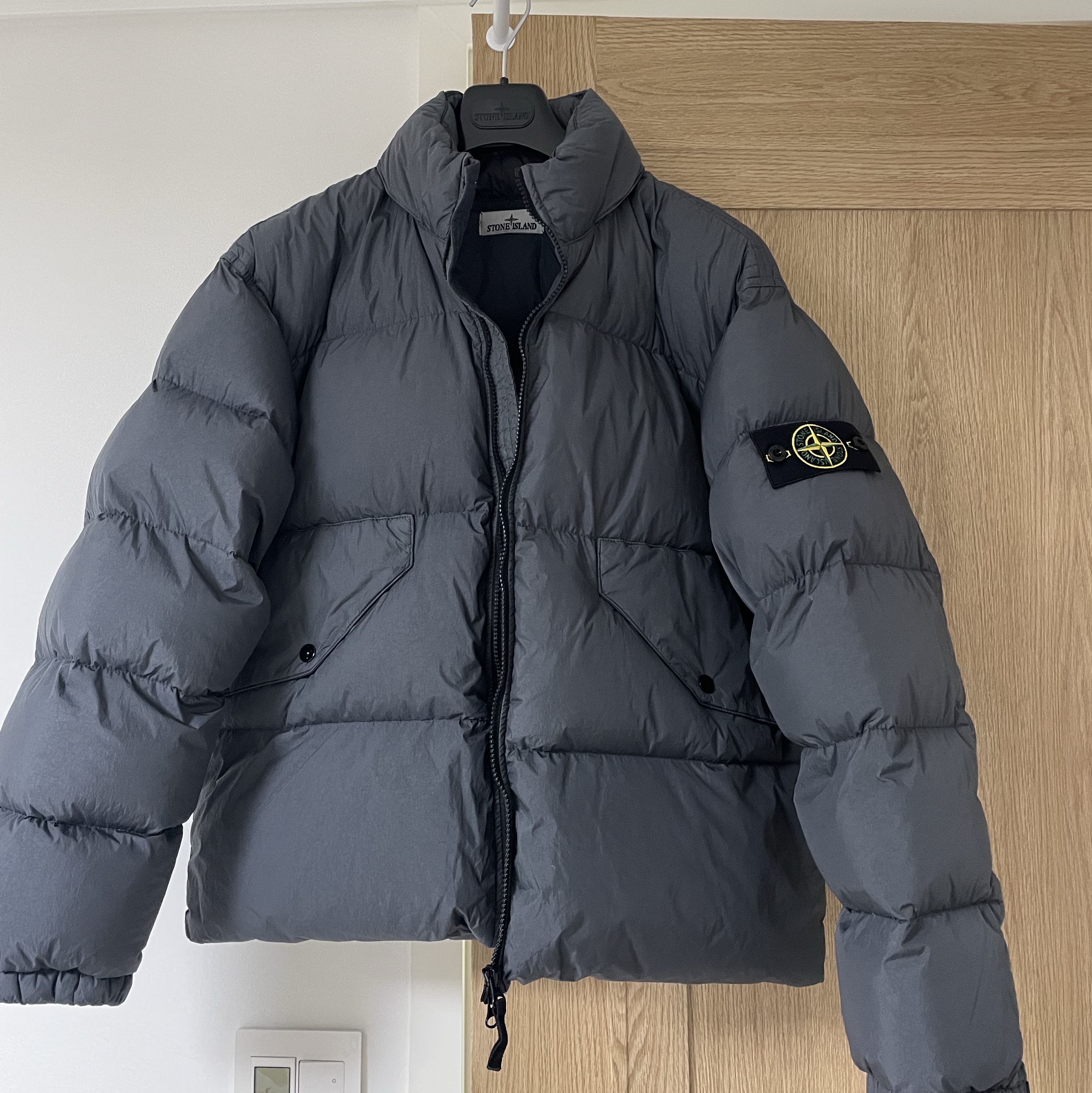 Stone Island 40623 Garment Dyed Crinkle Reps Recycled Nylon Down Jacket Lead - 23FW 착용 스타일 - 2