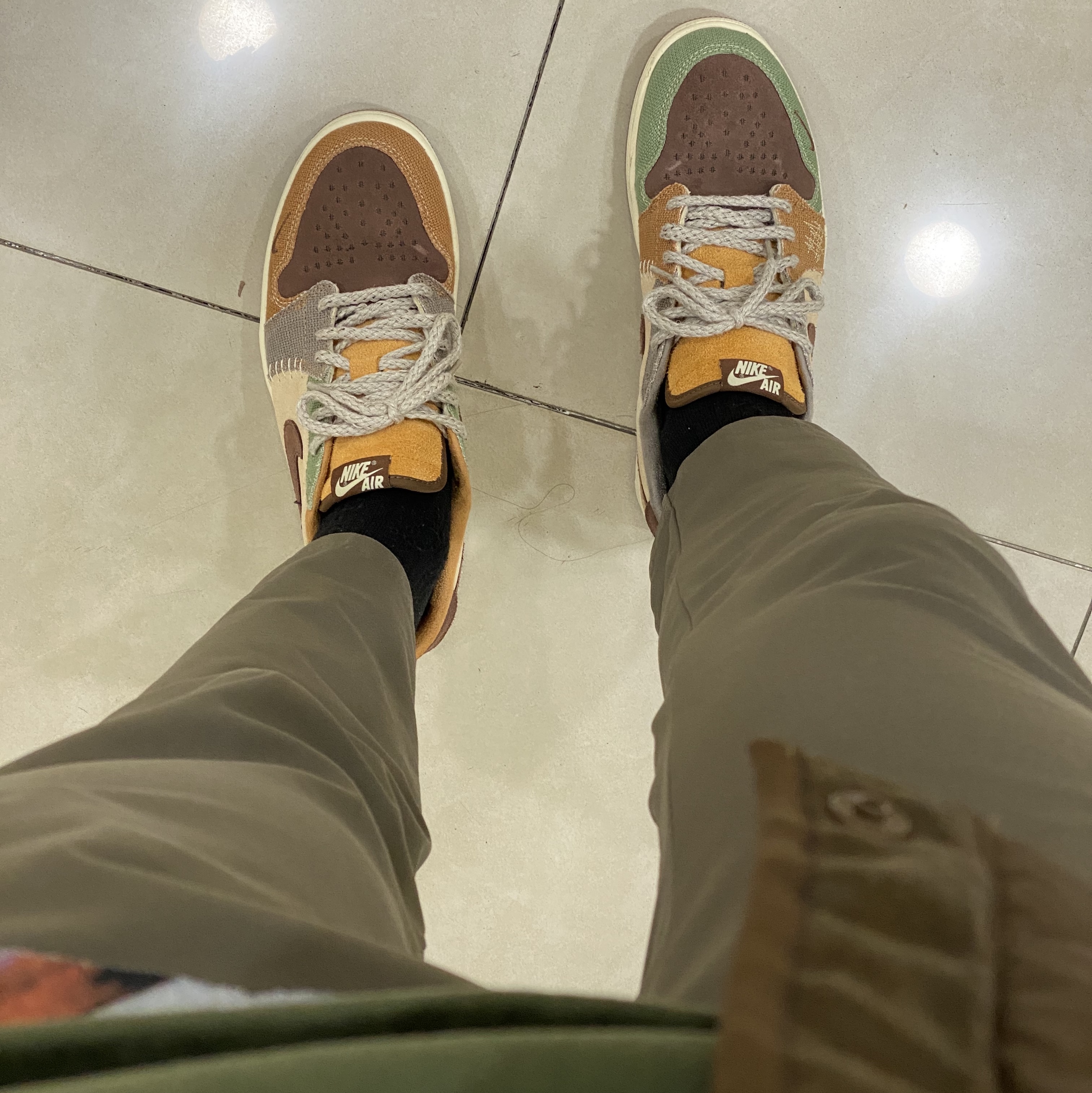 Jordan 1 x Zion Williamson Retro Low OG Flax and Oil Green 착용 스타일 - 2