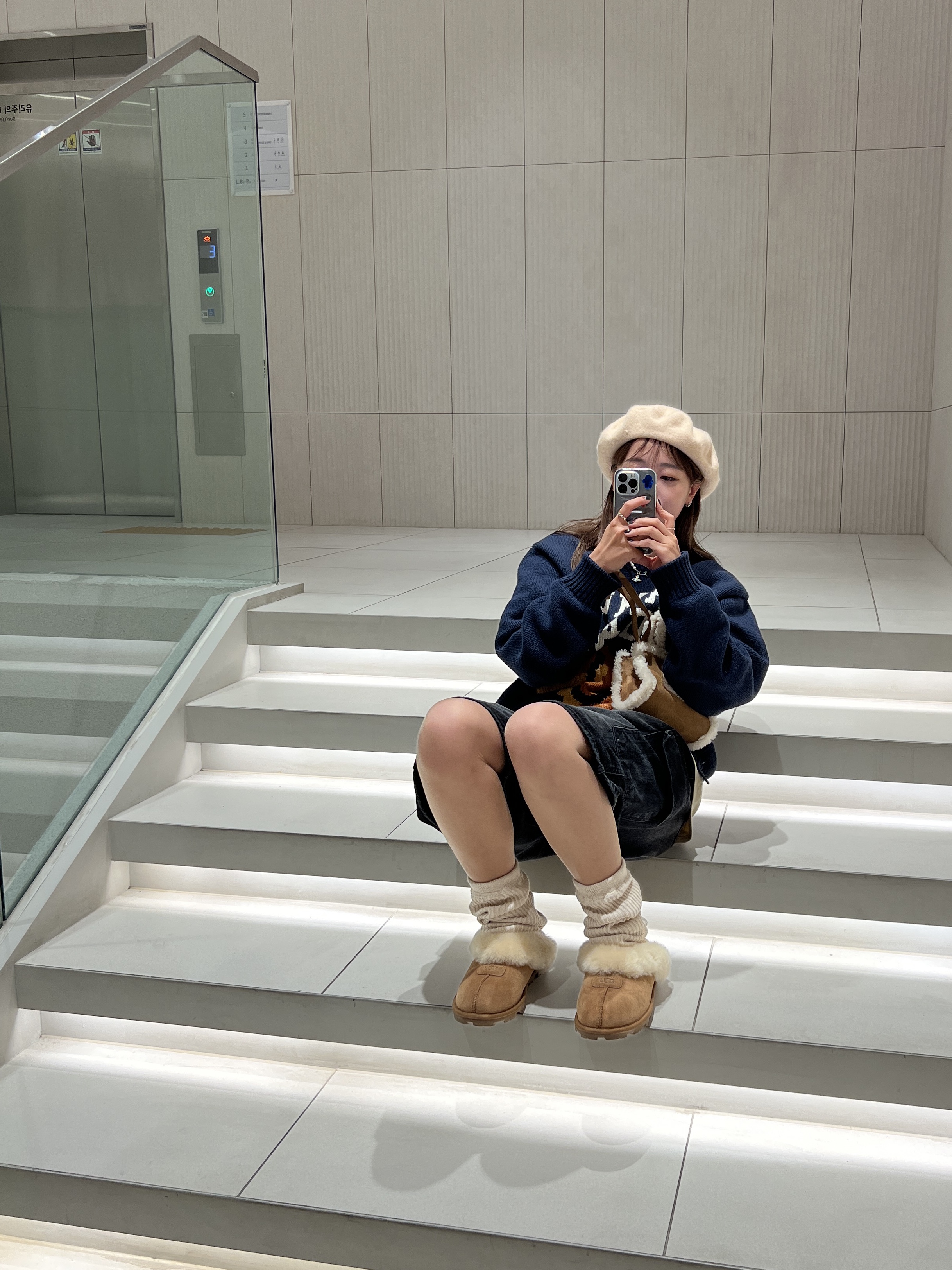 Human Made Dachs Knit Sweater Navy, Telfar x UGG Small Shopping Bag Chestnut 착용 스타일 - 6