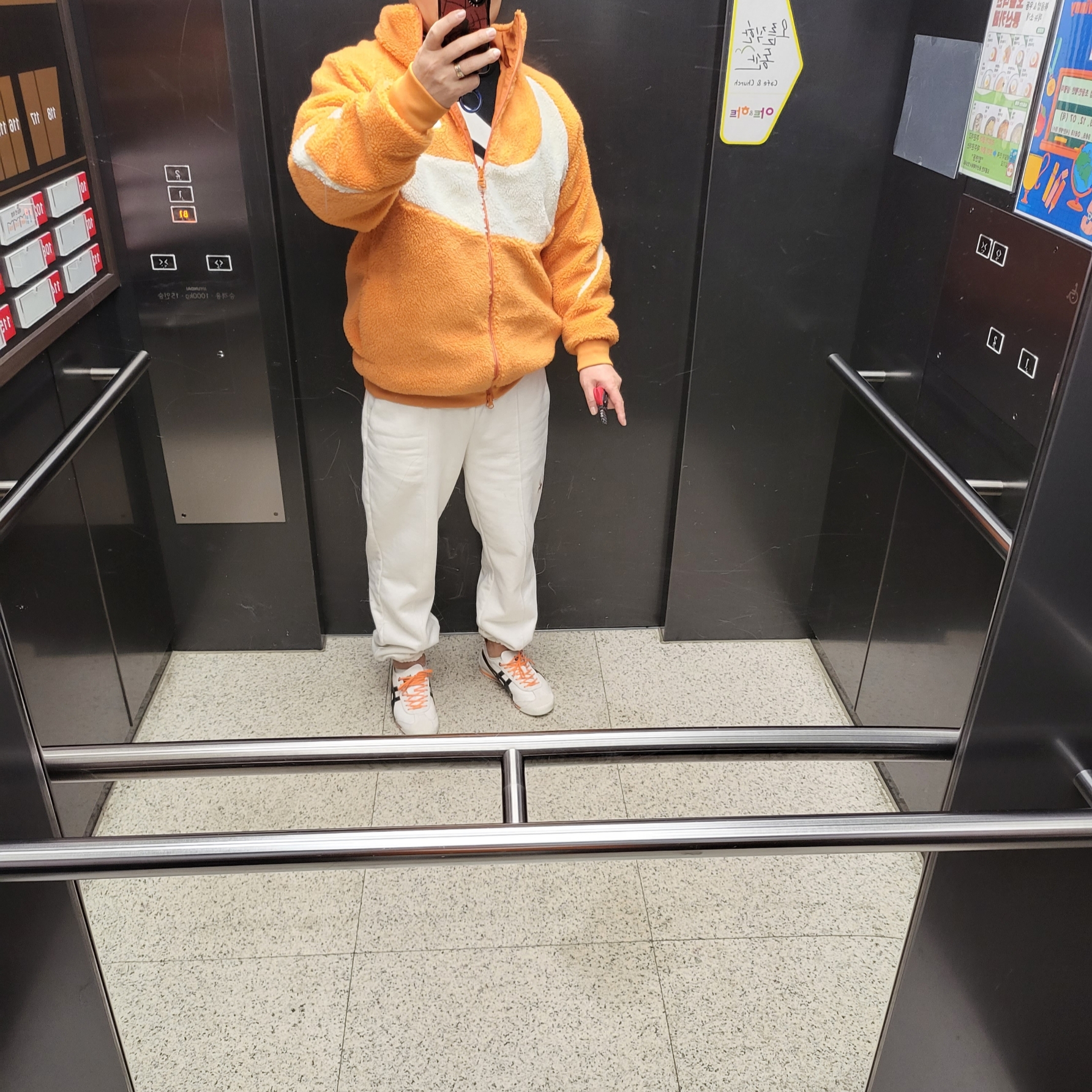 Nike Big Swoosh Full Zip Jacket Hot Curry 착용 스타일