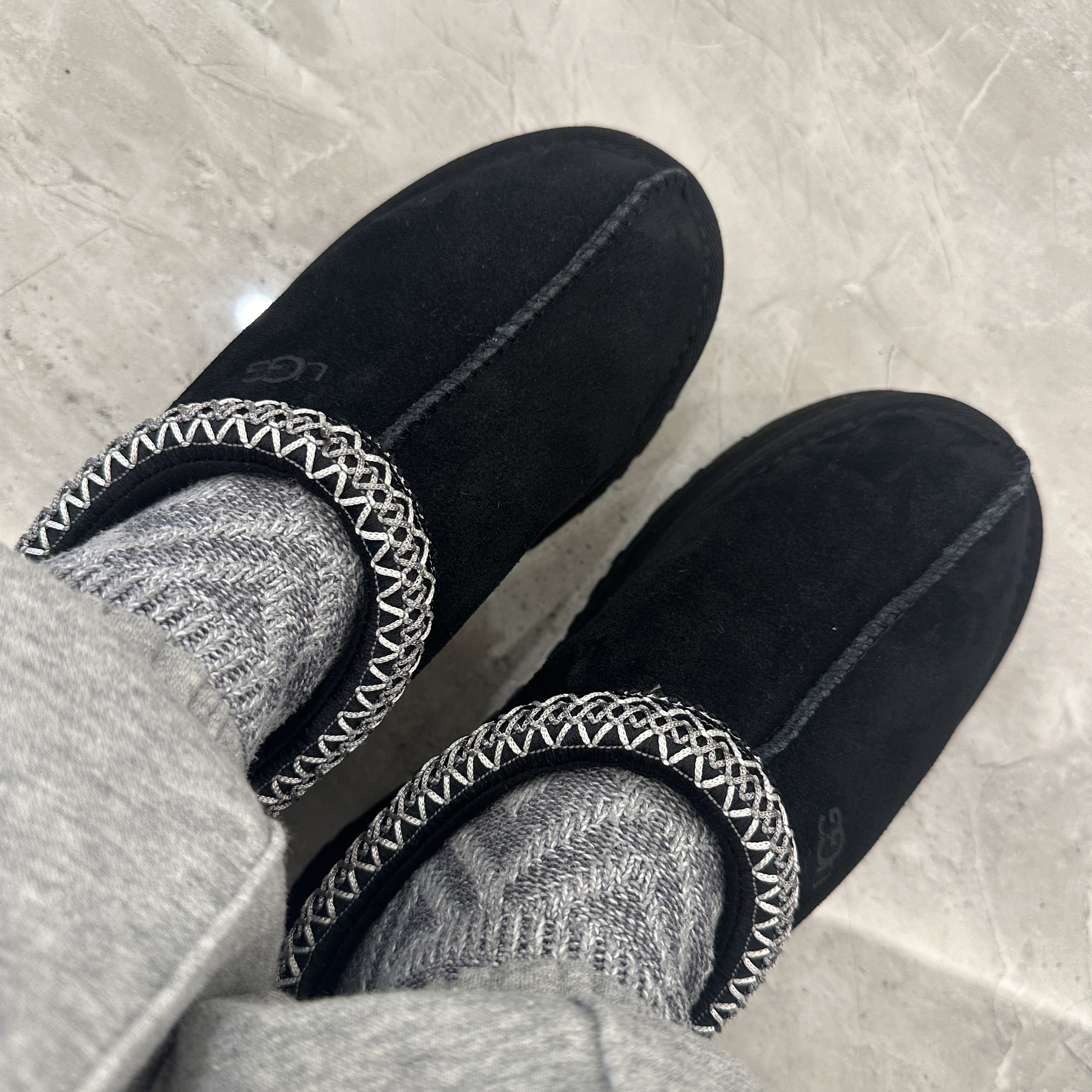 (W) UGG Tazz Slipper Black 착용 스타일