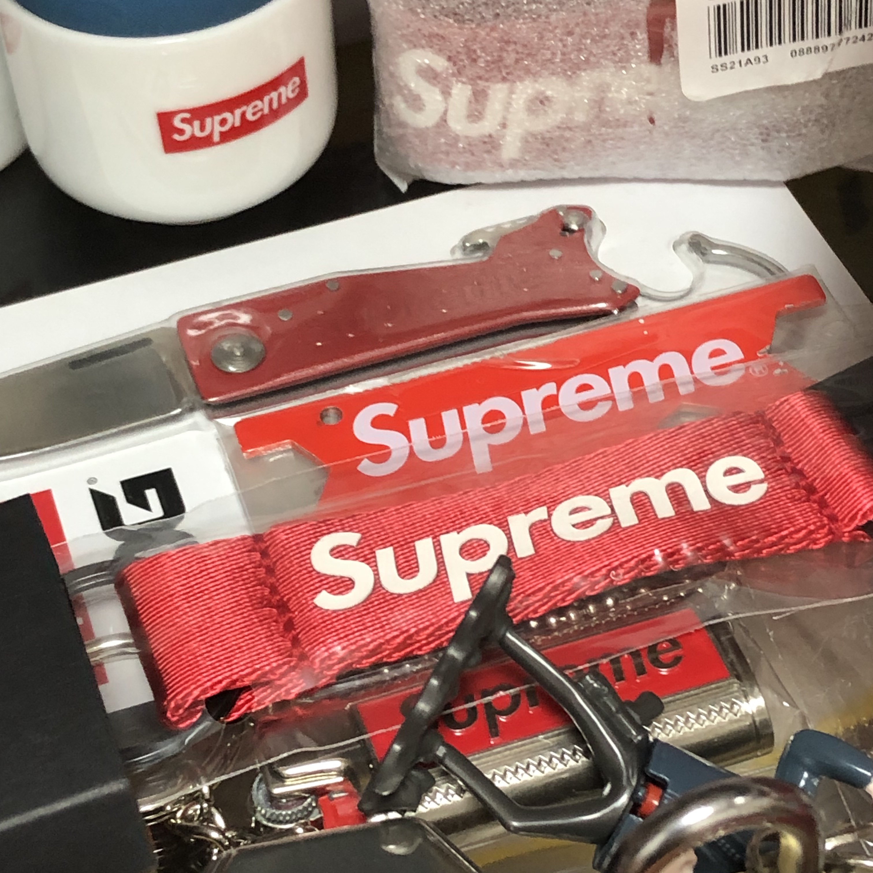 Supreme SOG KeyTron Folding Knife Red - 18FW 착용 스타일