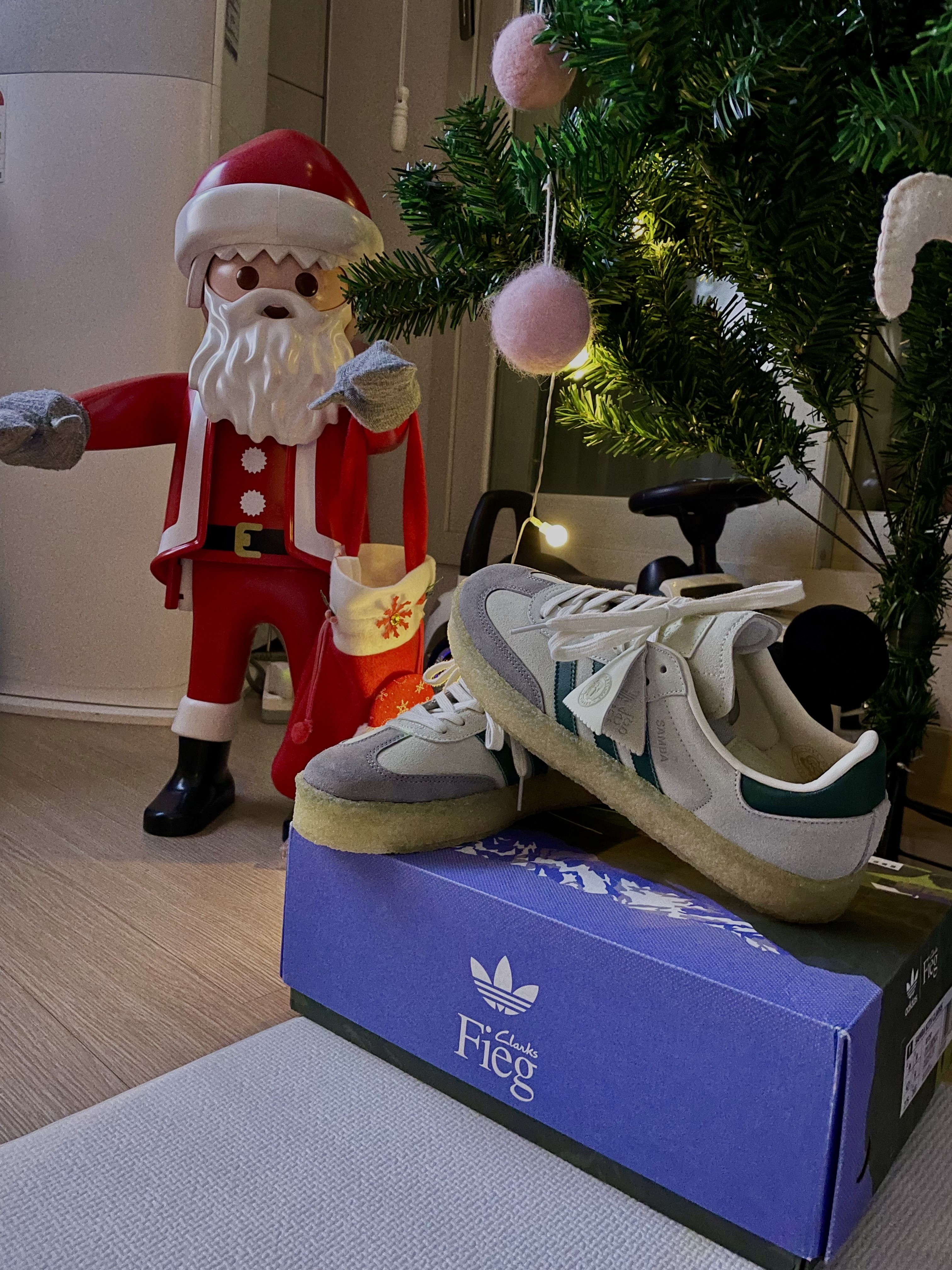Adidas x Clarks x Ronnie Fieg 8th Street Samba Chalk White Green 착용 스타일