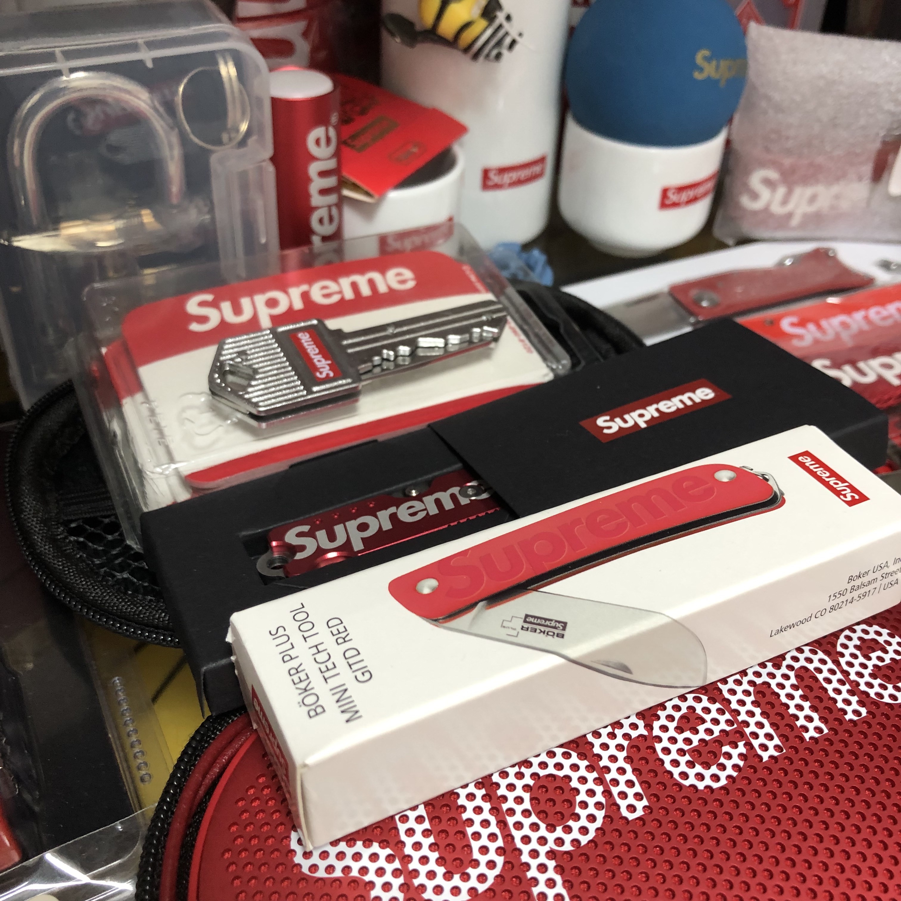 Supreme Boker Keychain Knife Black Glow-in-the-Dark Red - 22FW 착용 스타일
