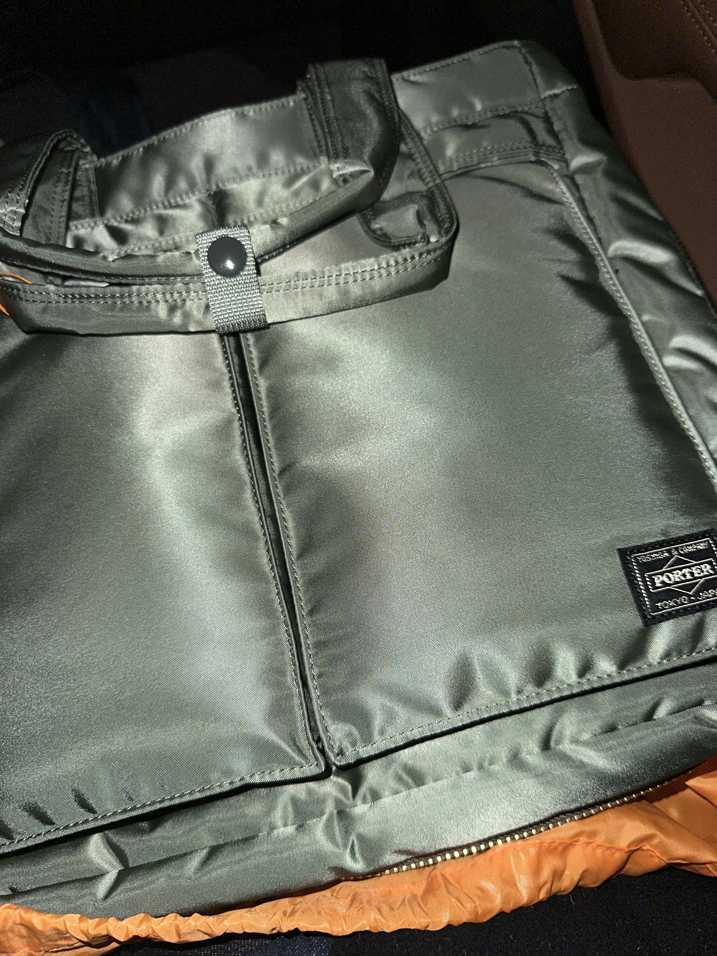 Porter Tanker 2Way Tote Bag Sage Green 착용 스타일