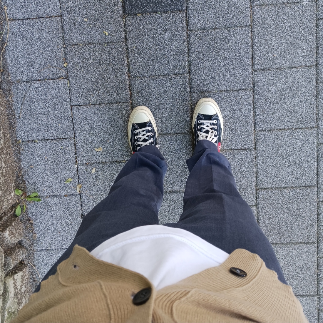 Converse x Play Comme des Garcons Chuck 70 Ox Black, Play Comme des Garcons Black Heart Knit Cardigan Beige 착용 스타일 - 1