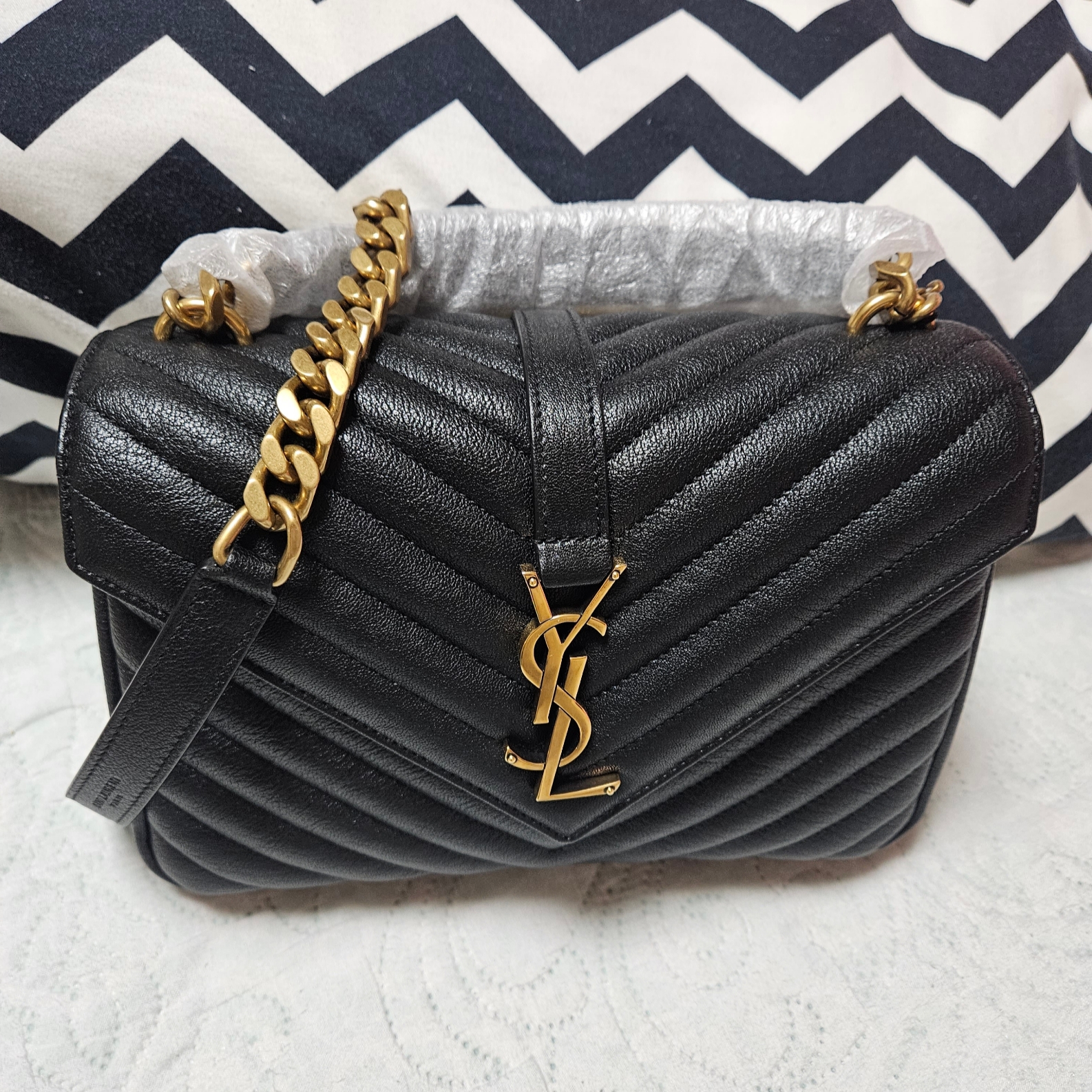 Saint Laurent College Medium Chain Bag in Quilted Leather Black 착용 스타일 - 1