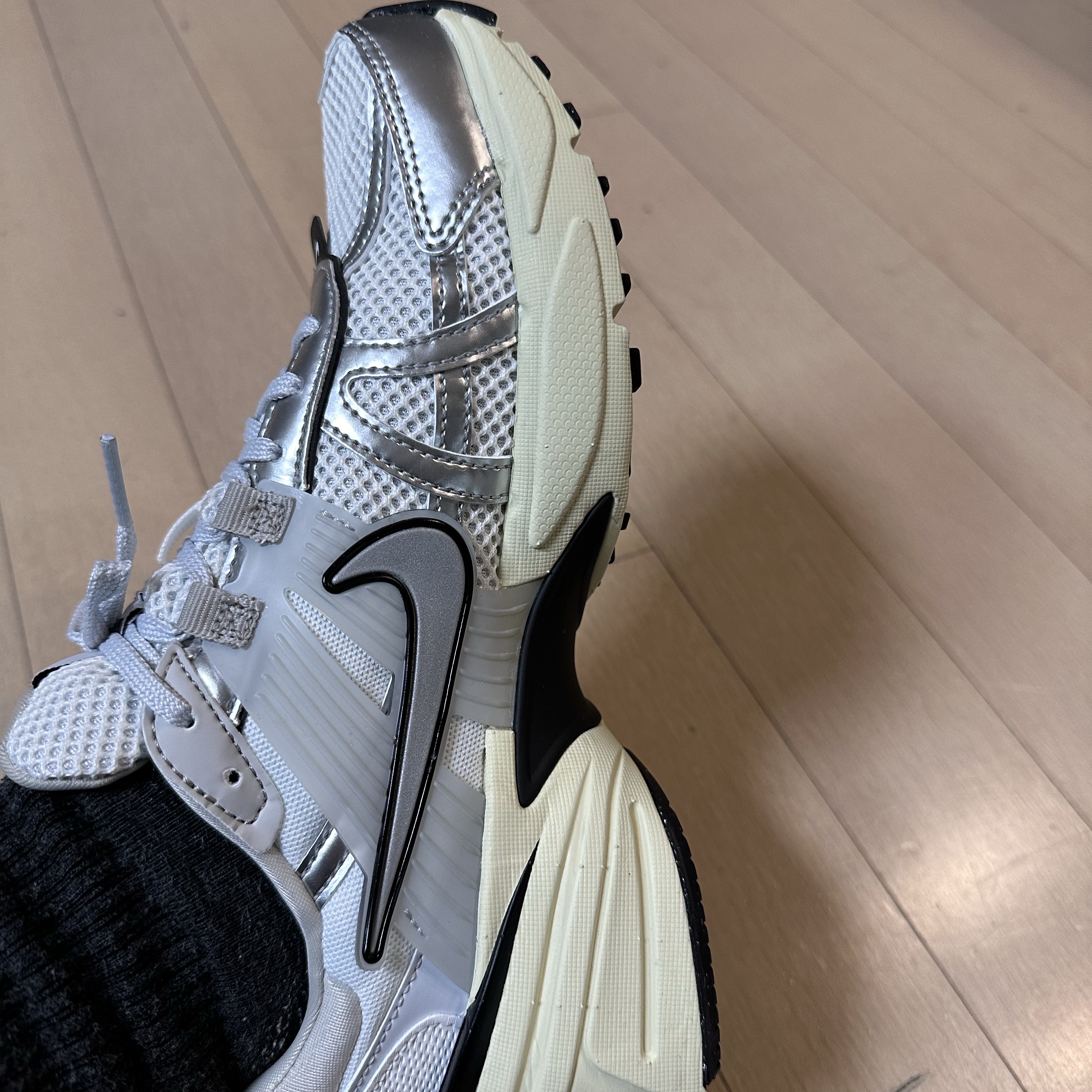 Nike V2K Run Summit White Metallic Silver 착용 스타일 - 1