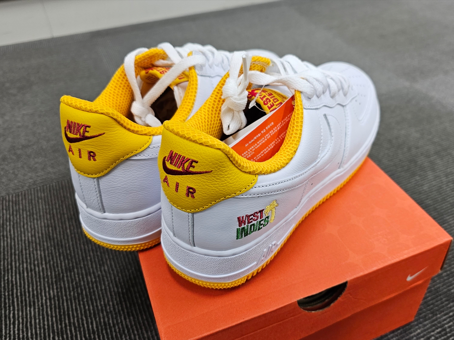 Nike Air Force 1 Low Retro QS West Indies University Gold 착용 스타일 - 2