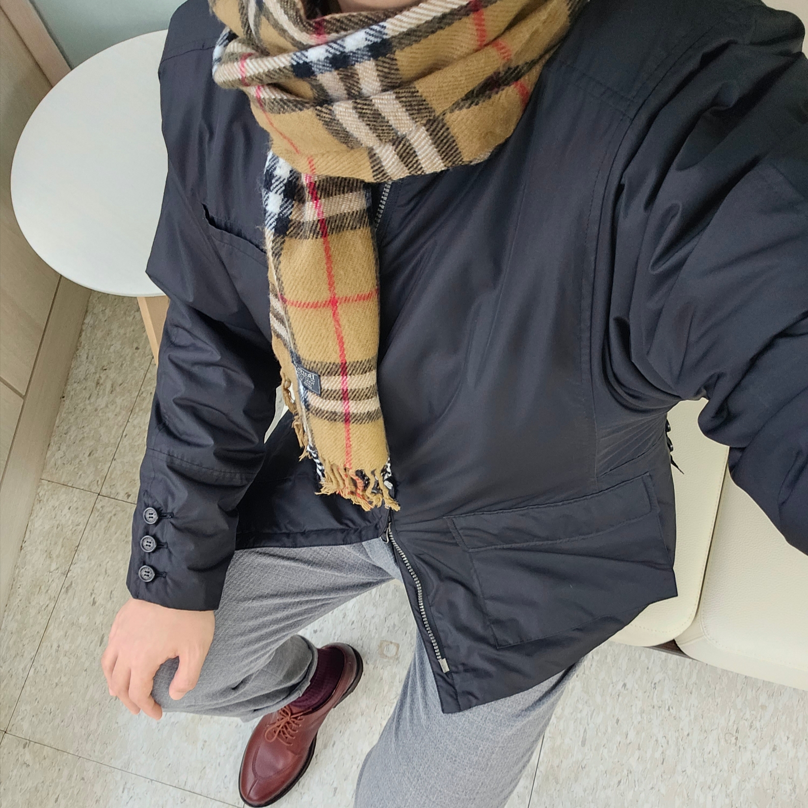 Paraboot Avignon Griff Lisse Marron, Burberry Mini Classic Vintage Check Cashmere Muffler Archive Beige 착용 스타일 - 4