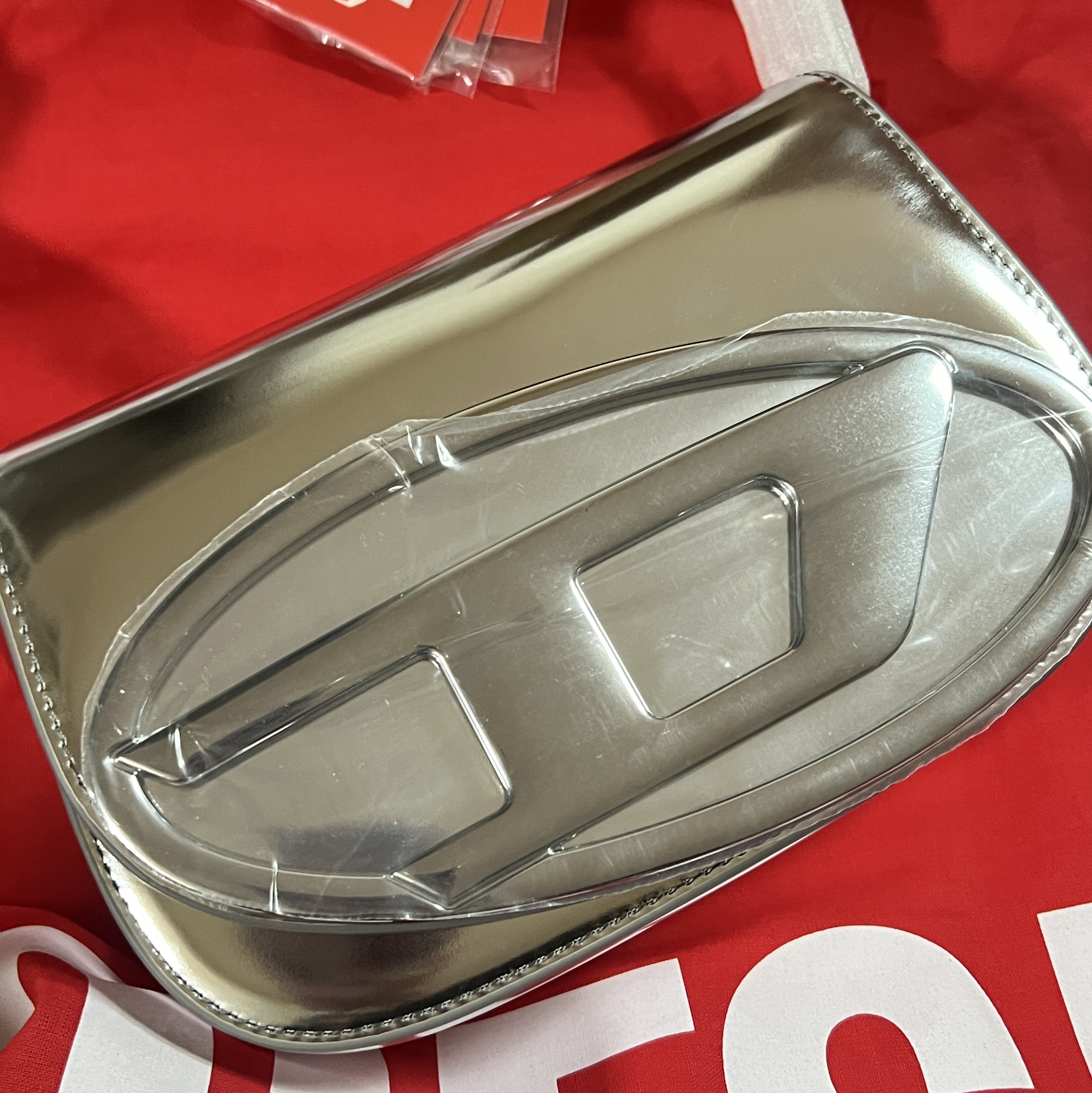 Diesel 1DR Shoulder Bag in Mirrored Leather Silver 착용 스타일