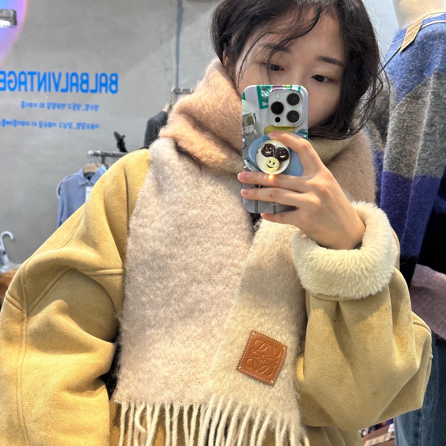 (W) Loewe Muffler in Mohair and Wool Light Beige Multicolor 착용 스타일 - 2