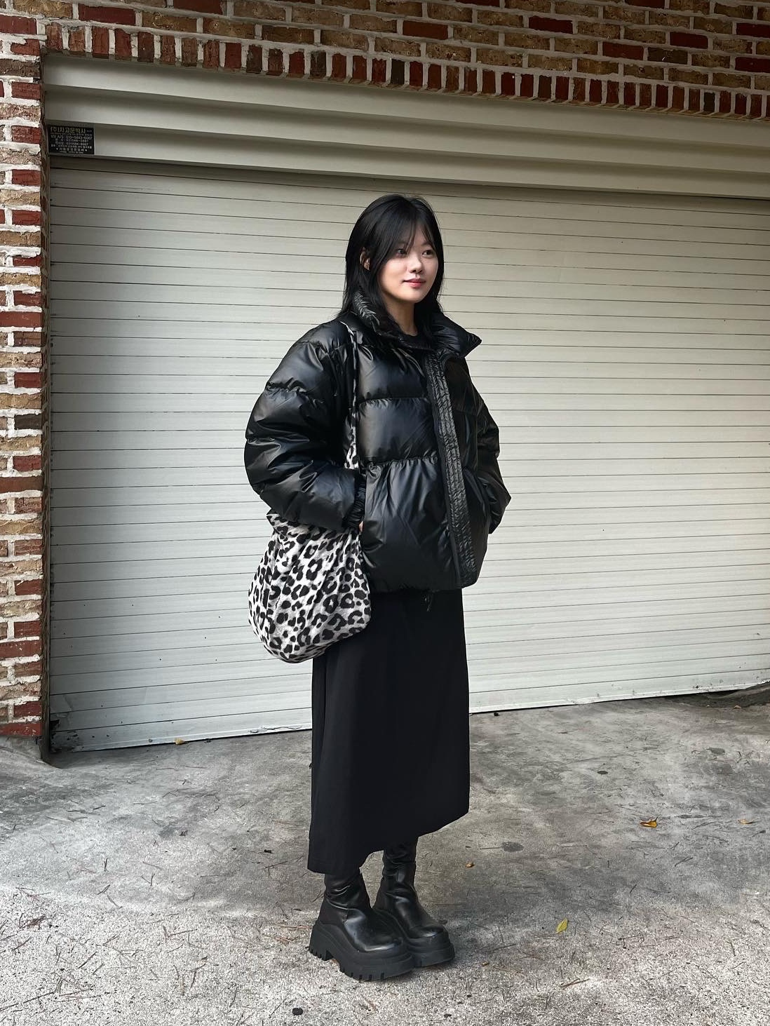 Emis New Leopard Corduroy Eco Bag Gray, (W) COS Sleeveless Pleated Maxi Dress Dark Navy 착용 스타일 - 2