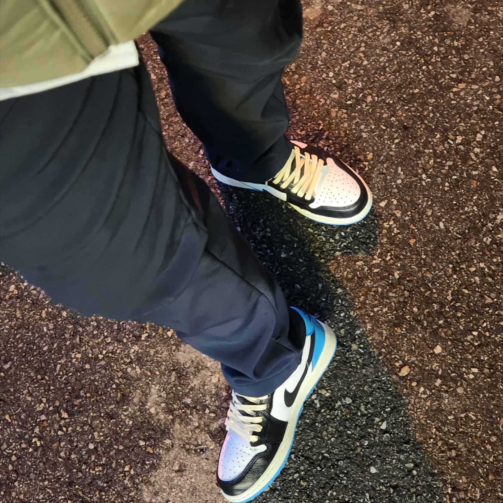 Jordan 1 Retro Low OG Black and Dark Powder Blue 착용 스타일 - 2