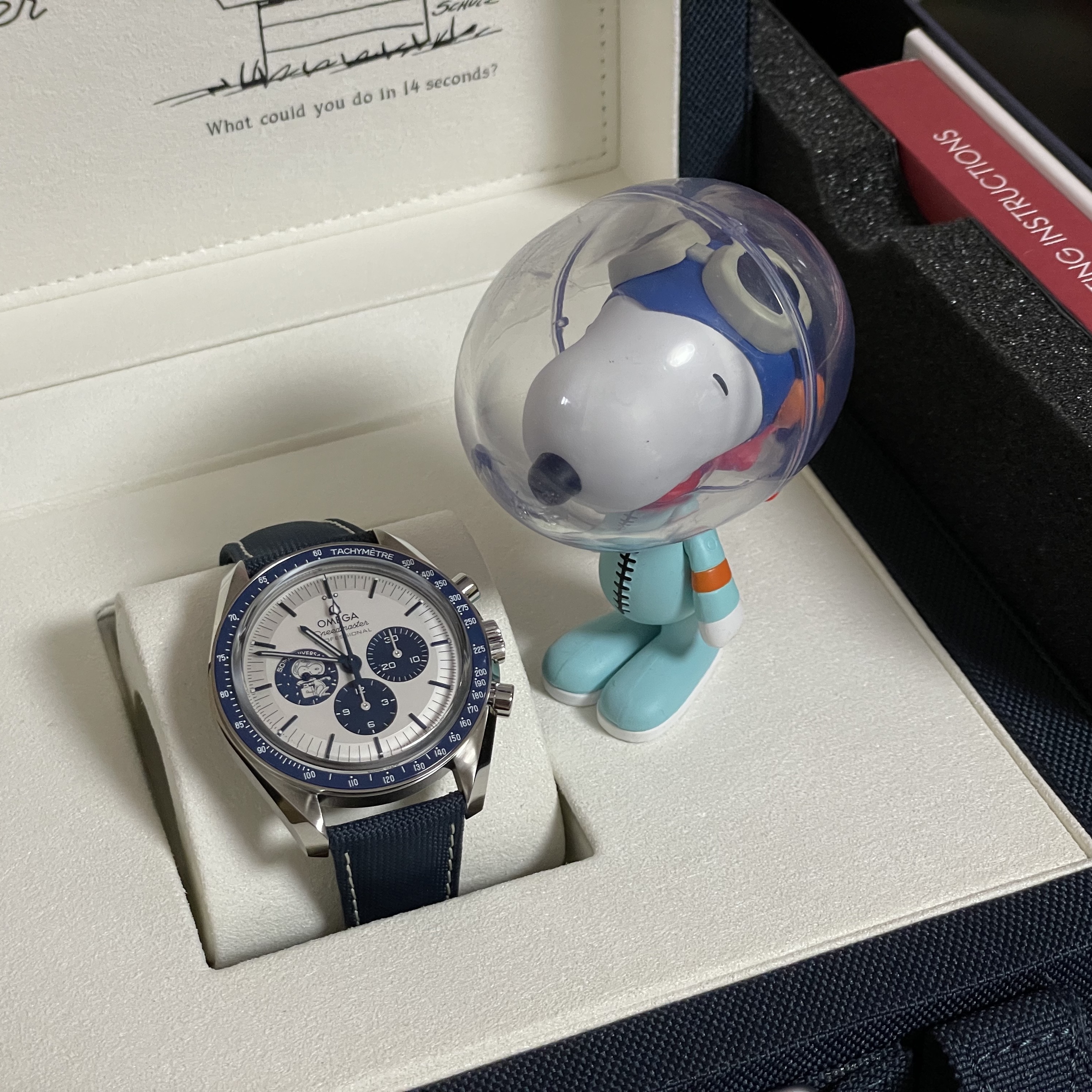 Omega Speedmaster Silver Snoopy Award 50th Anniversary Series Co Axial Master Chronometer Chronograph Steel Silver Blue 착용 스타일 - 1