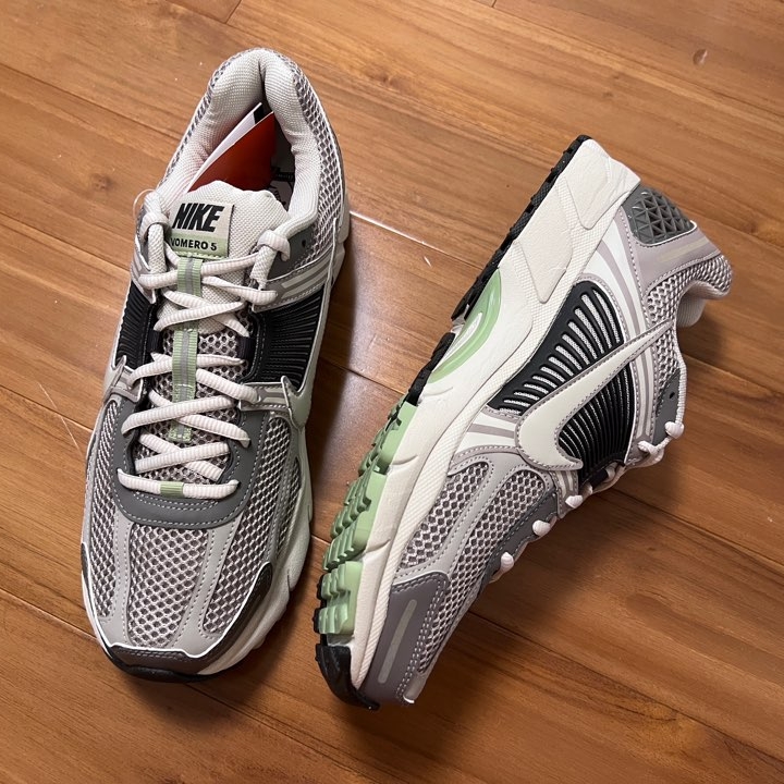 (W) Nike Zoom Vomero 5 Cobblestone and Flat Pewter 착용 스타일