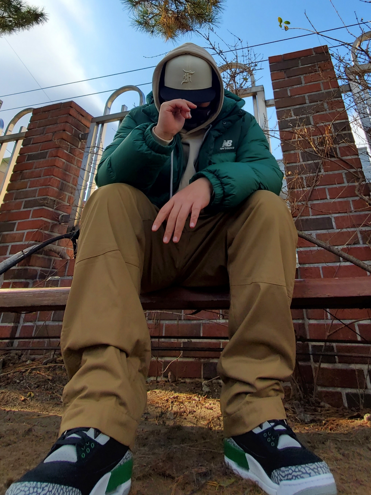 Jordan 3 Retro Pine Green, Essentials x New Era 59FIFTY Fitted Cap Cream Black 착용 스타일 - 2