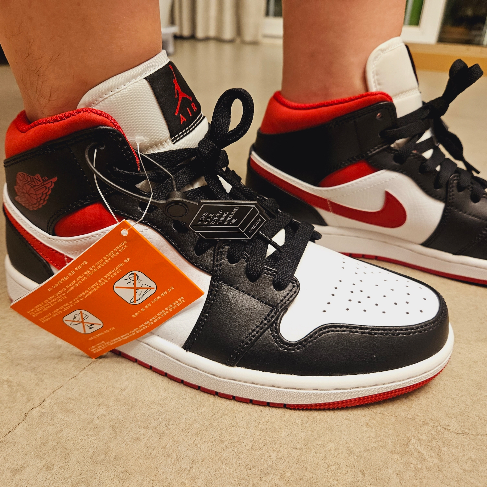 Jordan 1 Mid Gym Red Black White 착용 스타일 - 1