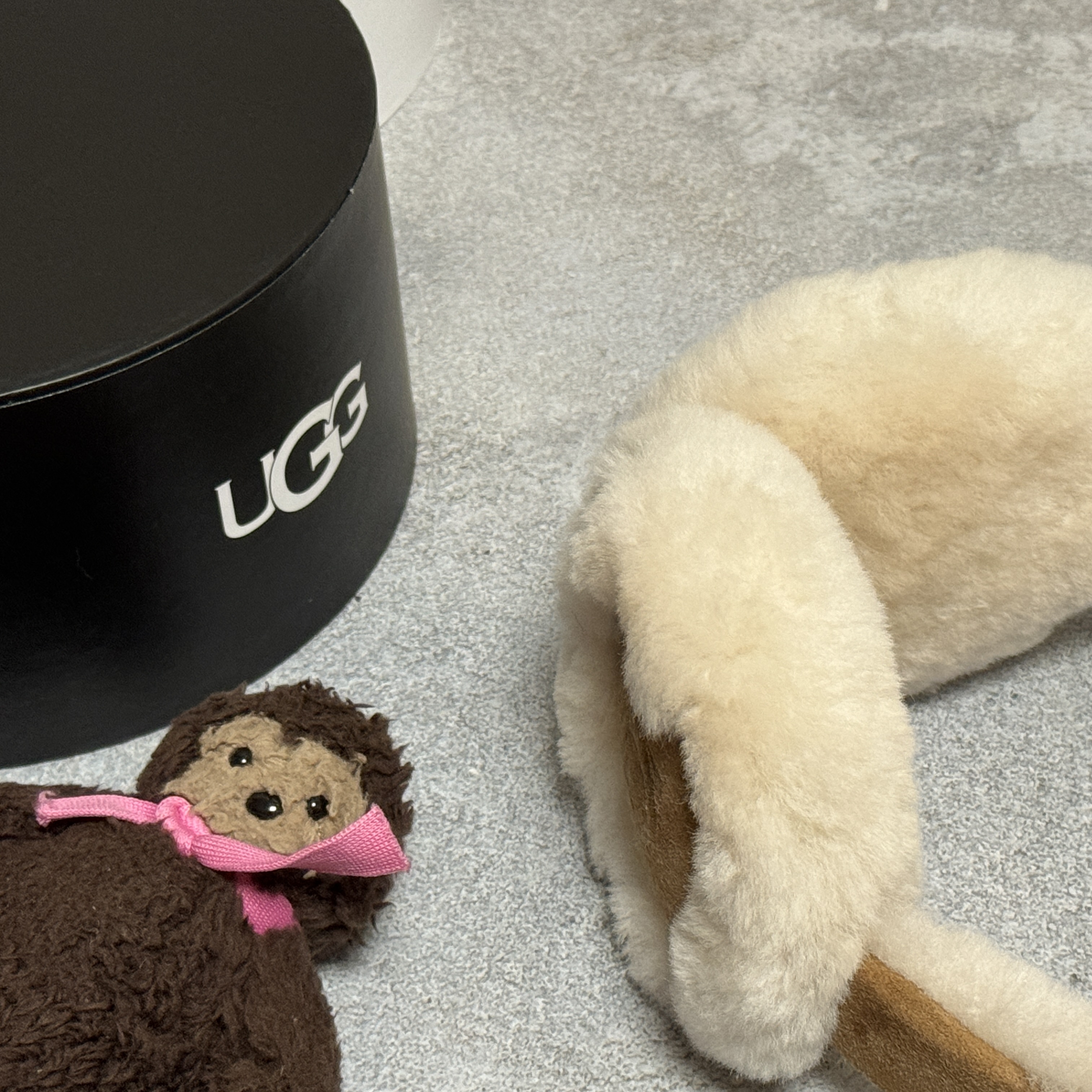 (W) UGG Embroidered Logo Earmuff Chestnut 착용 스타일