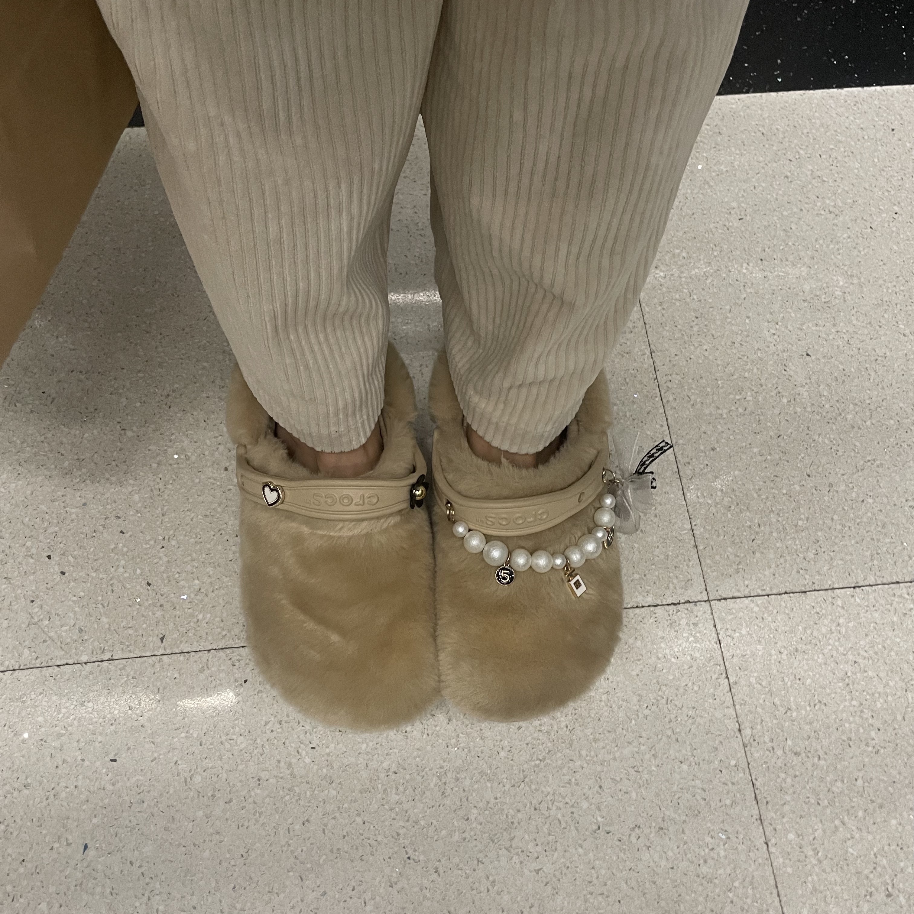 Crocs Classic Fur Sure Clog Chai 착용 스타일
