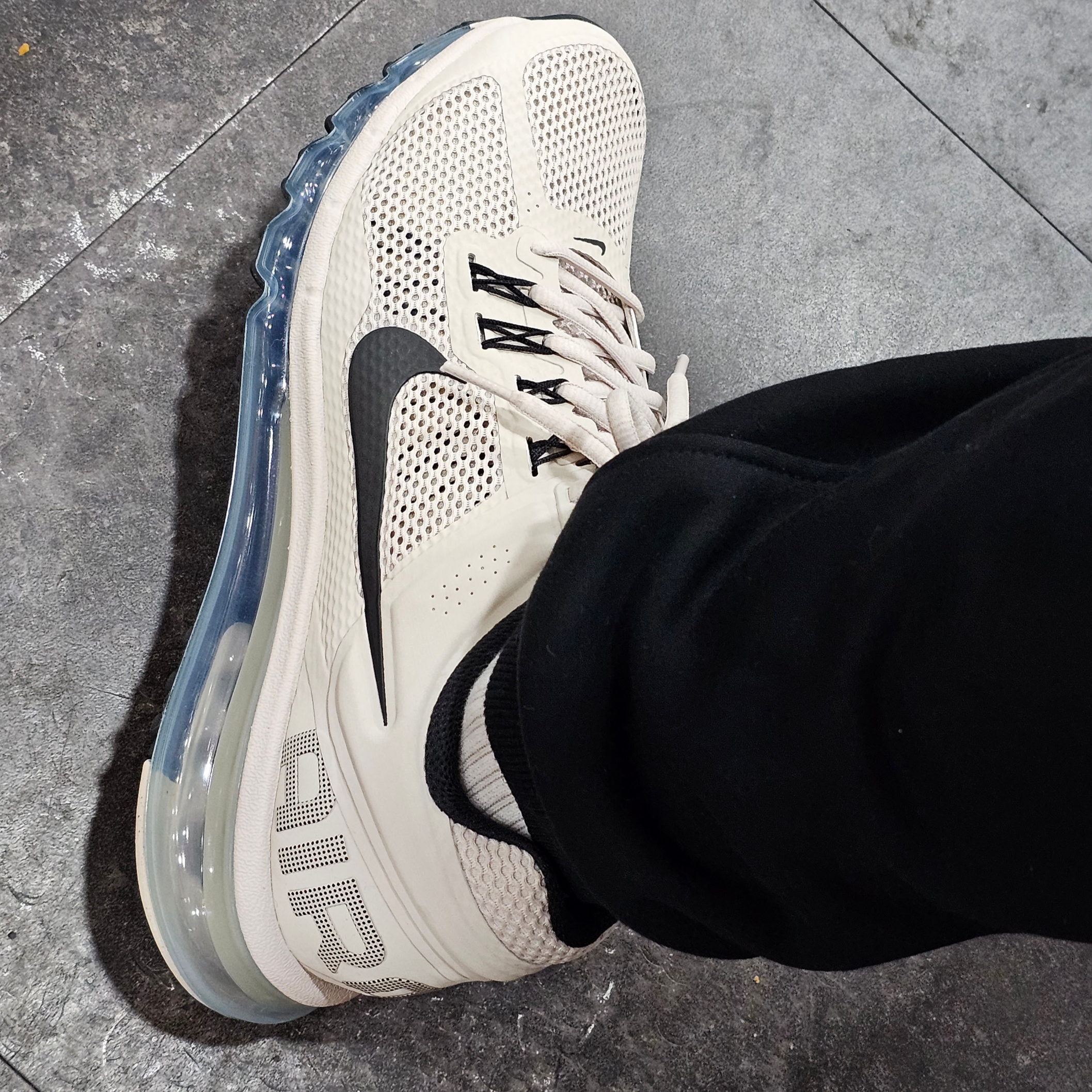Nike Air Max 2013 Desert Sand Black 착용 스타일