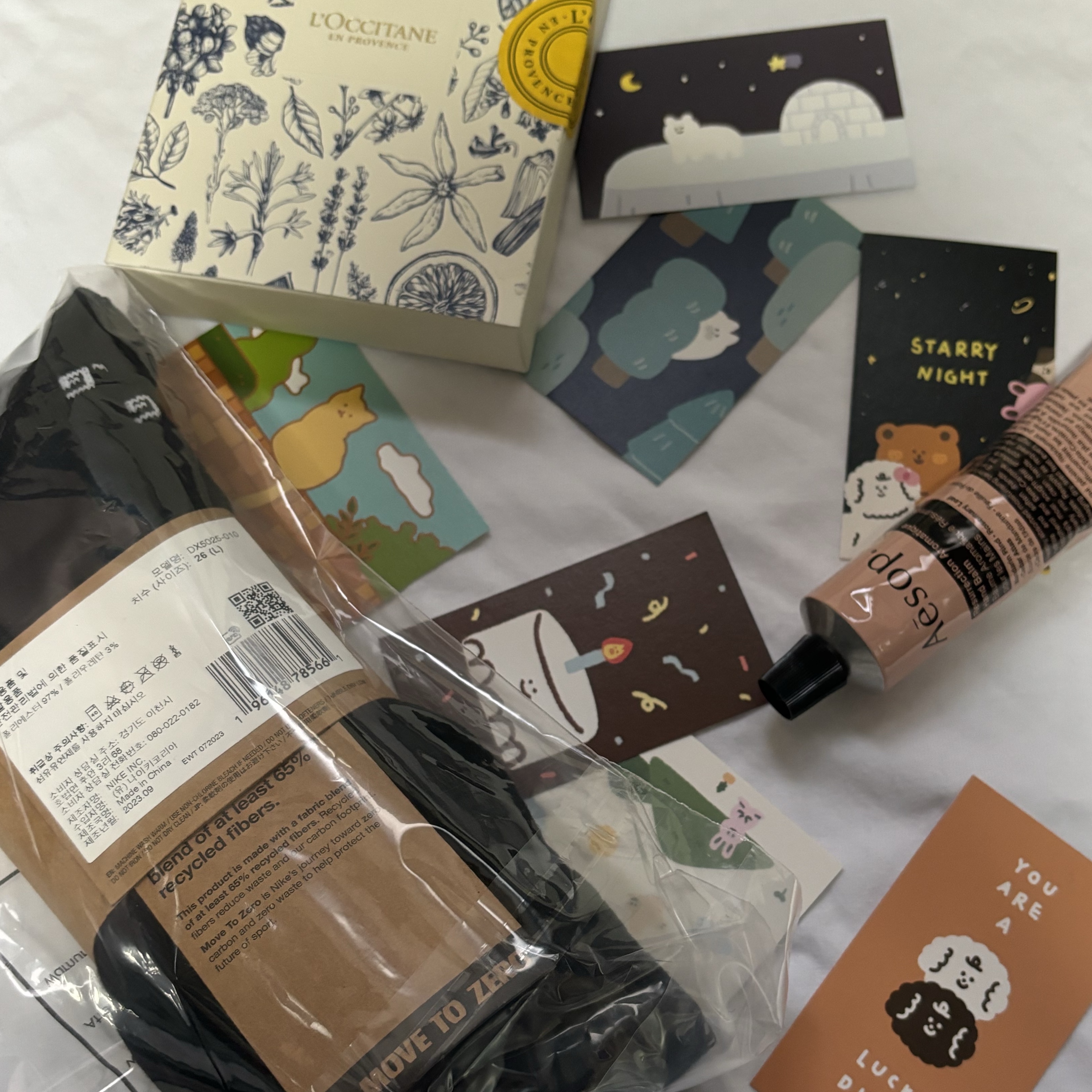 Nike NSW Everyday Essential Crew Socks Black (3 Pack/Korean Ver.), Aesop Resurrection Aromatique Hand Balm 75ml 착용 스타일