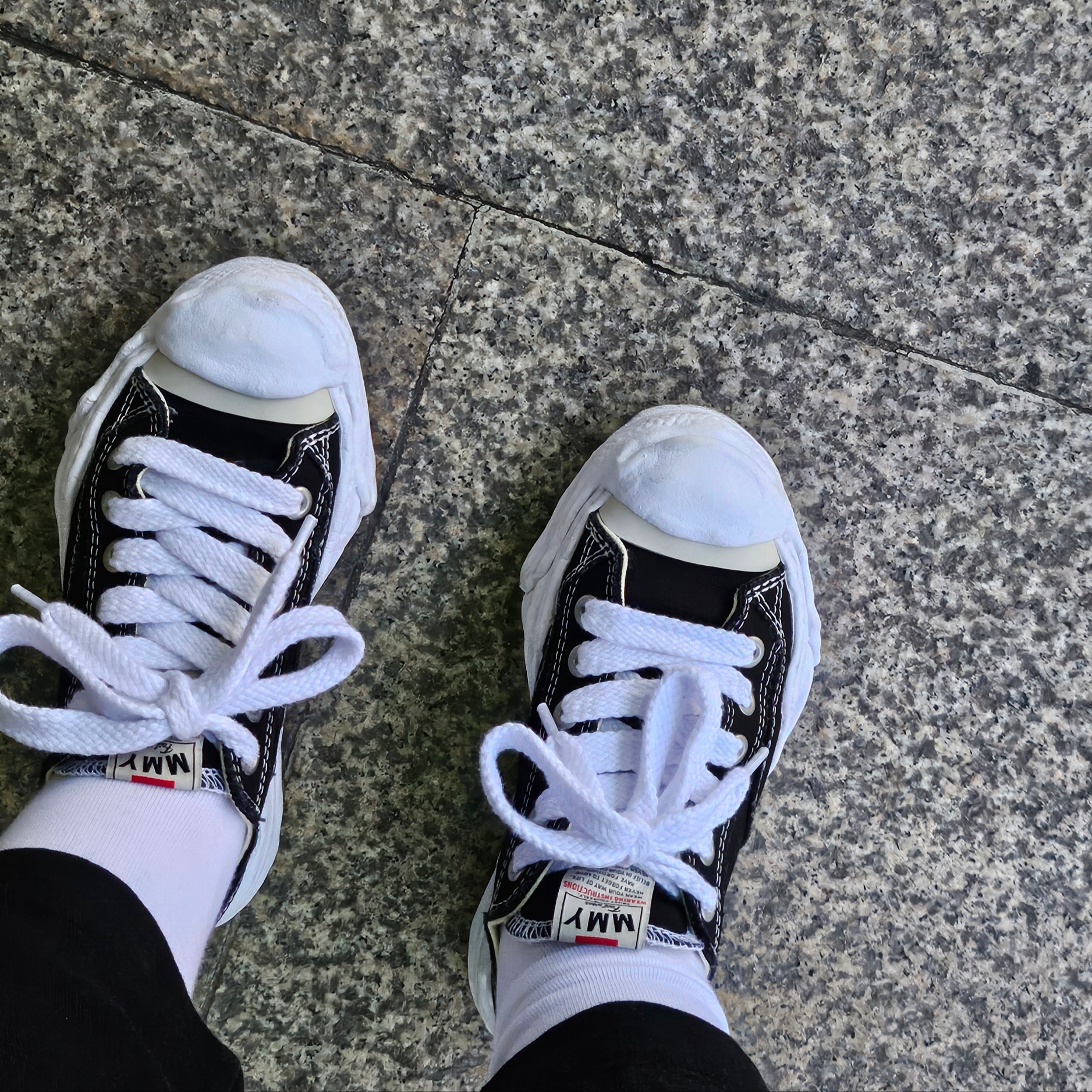 Maison Mihara Yasuhiro Hank OG Sole Canvas Low-top Sneakers Black 착용 스타일