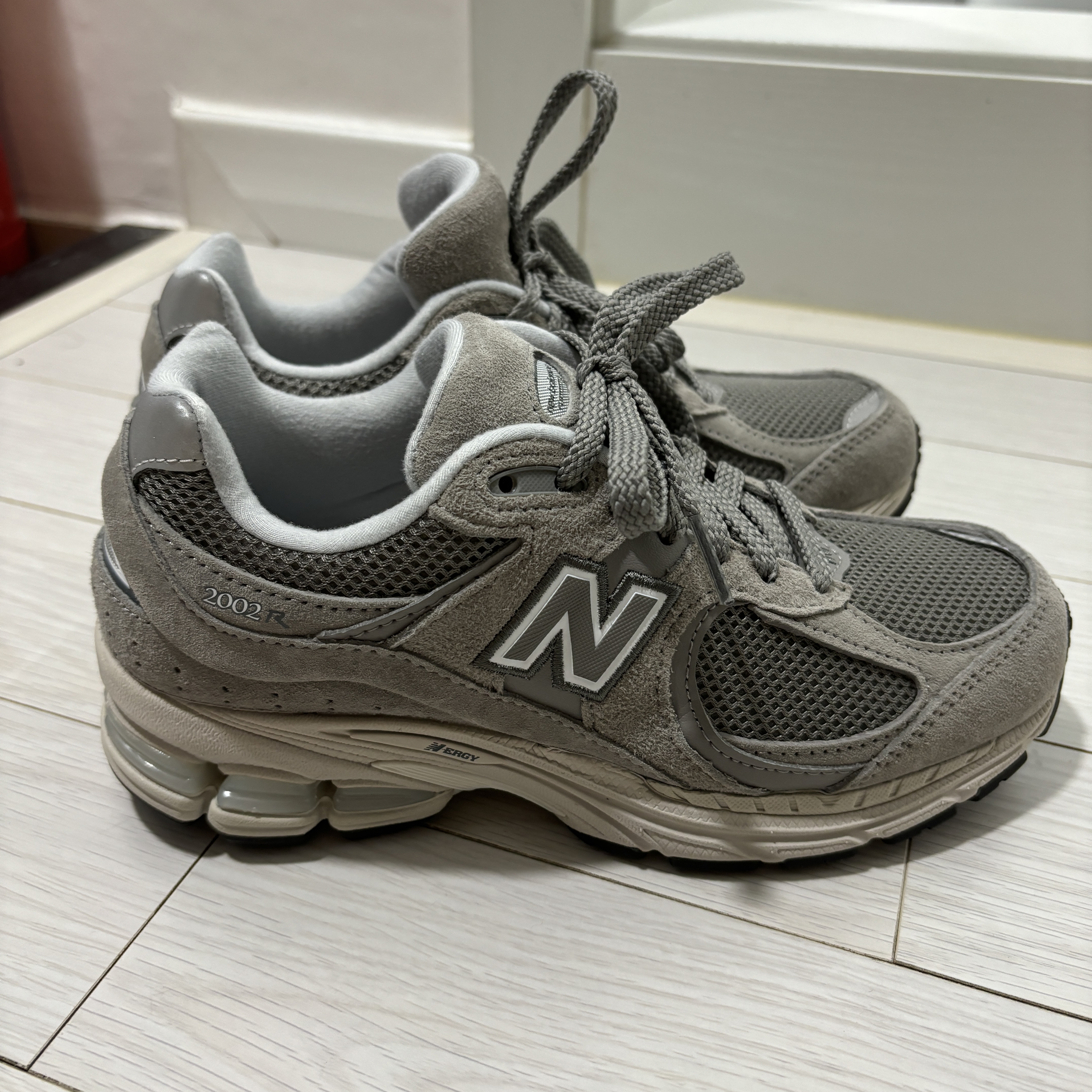 New Balance 2002R Grey 착용 스타일