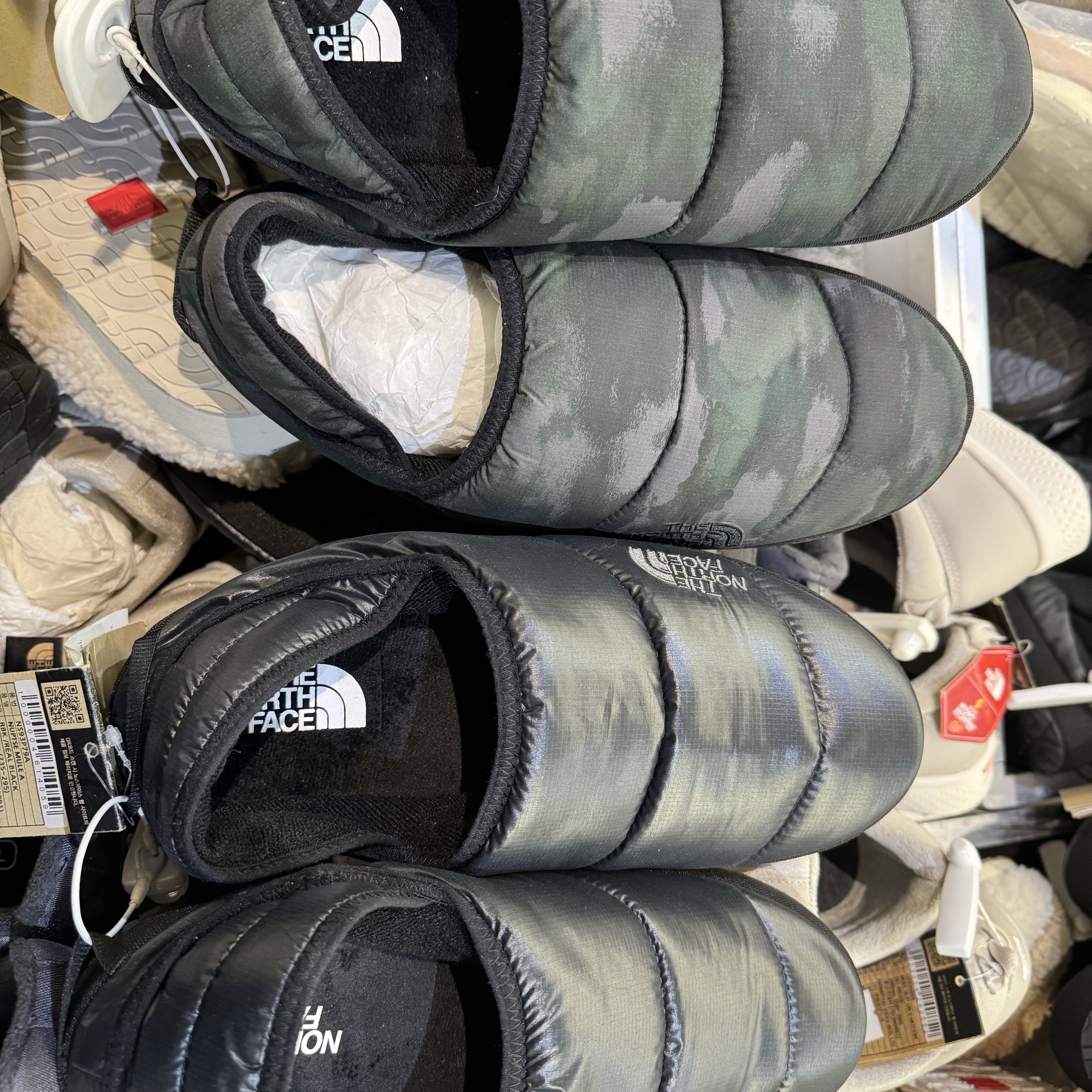 The North Face Nuptse Mule Black 착용 스타일