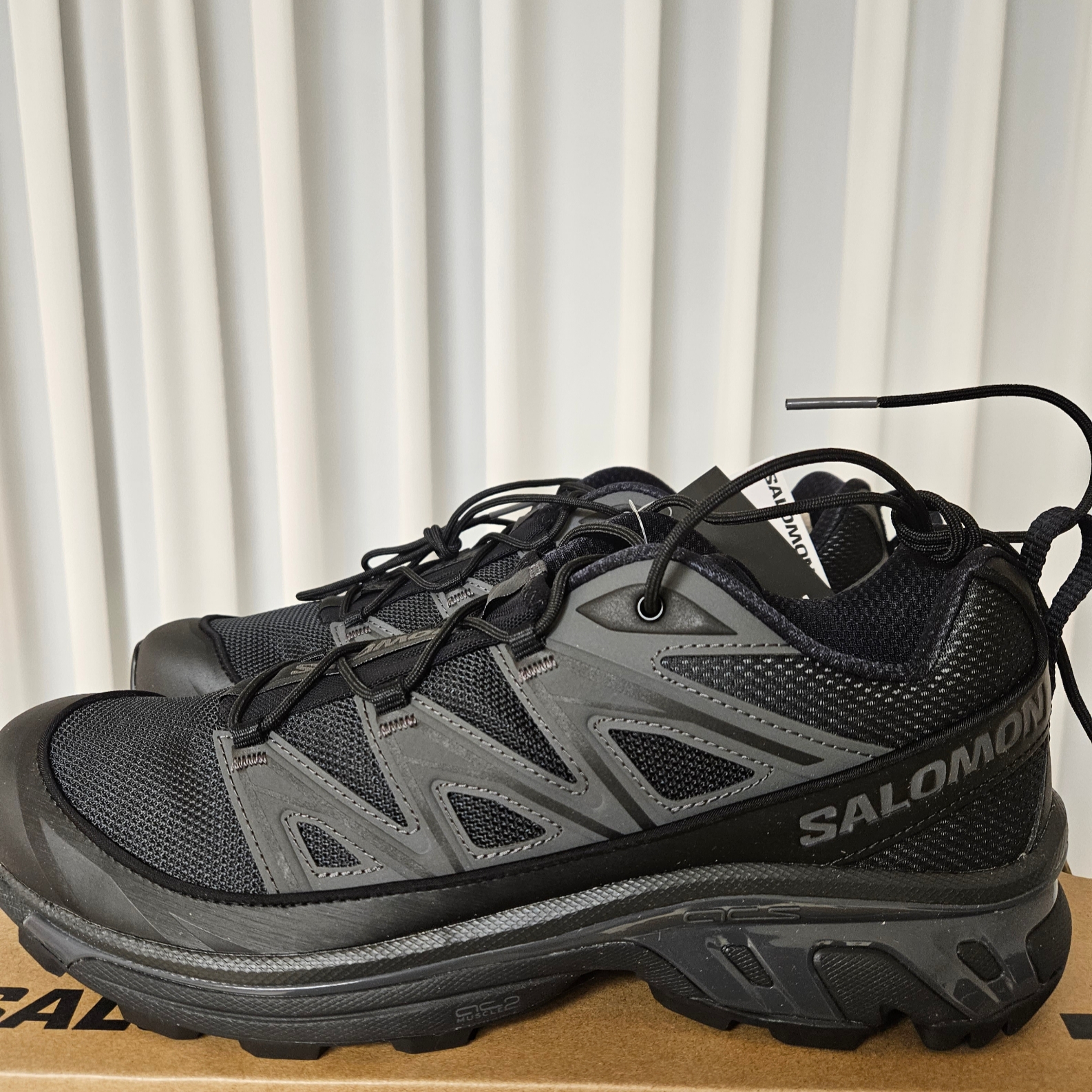 Salomon XT-6 Expanse Black Ebony 착용 스타일 - 2