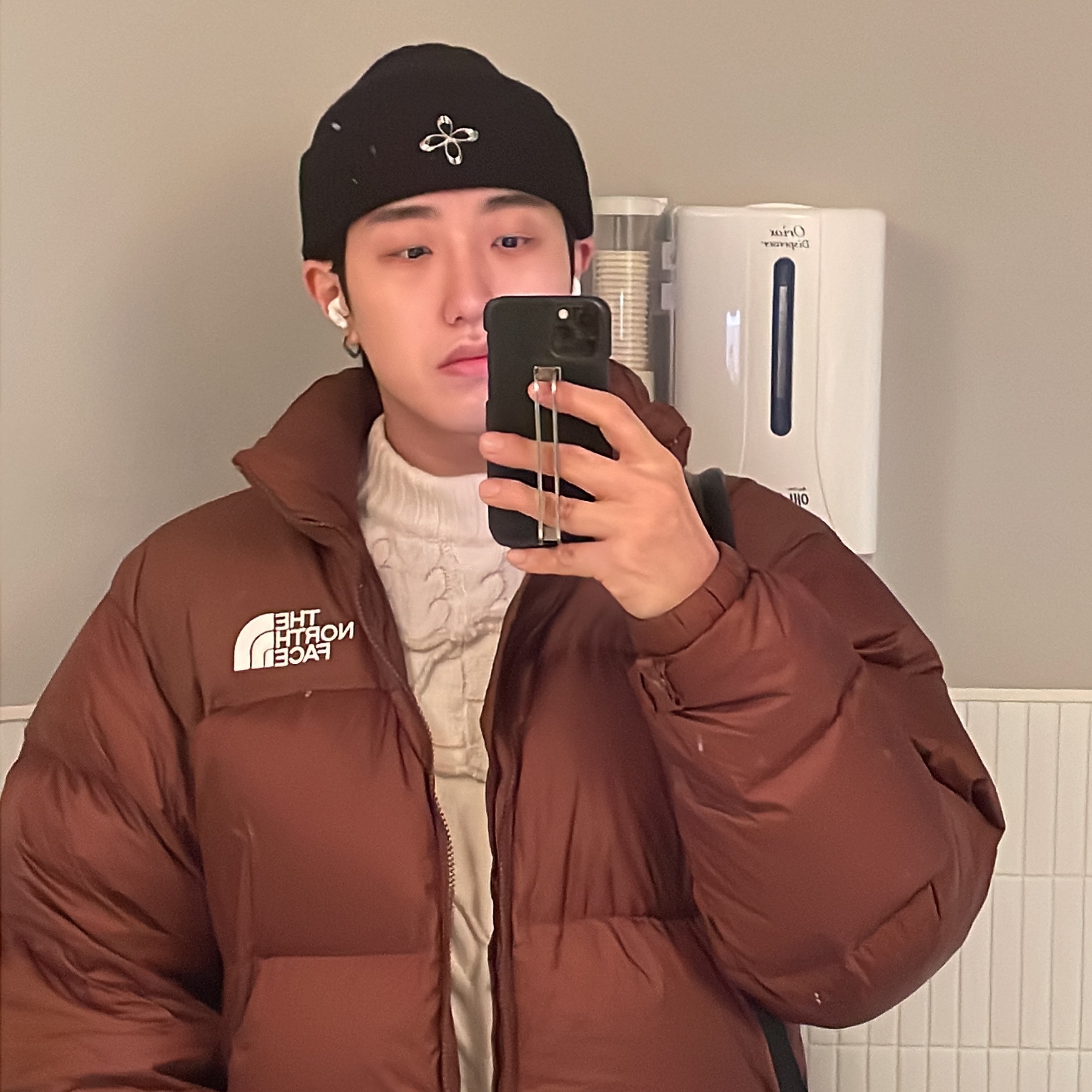 The North Face 1996 Retro Nuptse Jacket Dark Oak, Zara x Ader Error Patchwork Oversize Knit Sweater Cream 착용 스타일