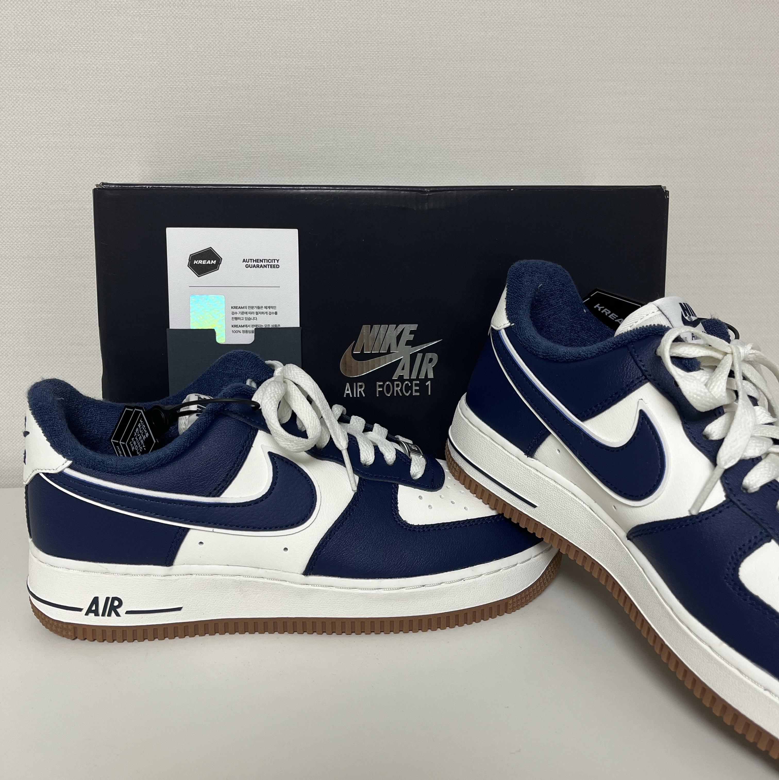 Nike Air Force 1 '07 LV8 Midnight Navy 착용 스타일