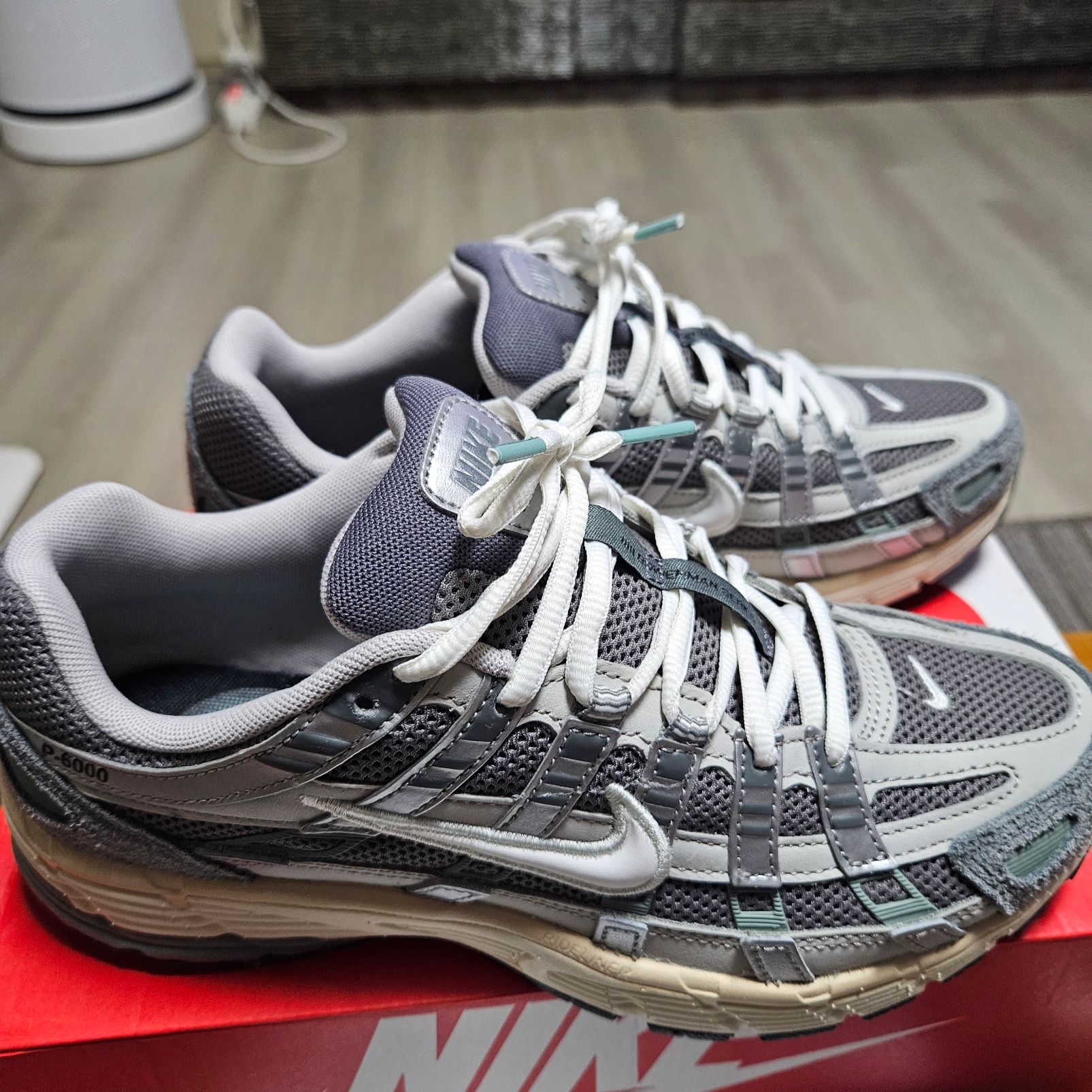 Nike P-6000 Flat Pewter Light Iron Ore 착용 스타일 - 2
