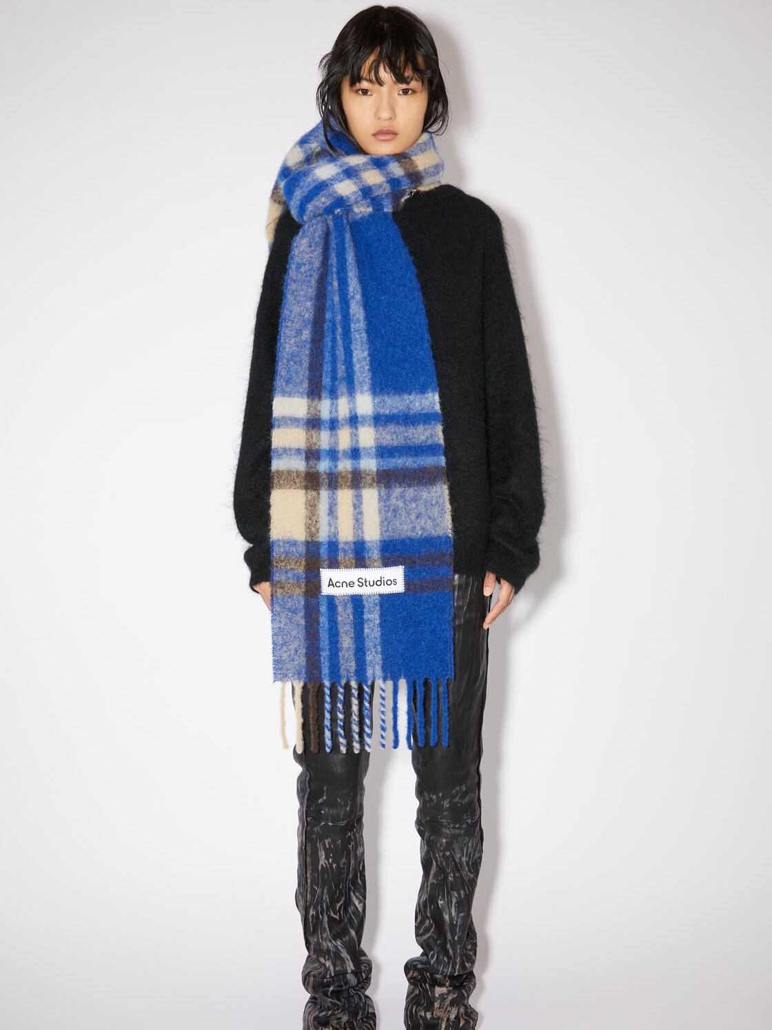 Acne Studios Mohair Tartan Muffler Electric Blue Beige 착용 스타일 - 4