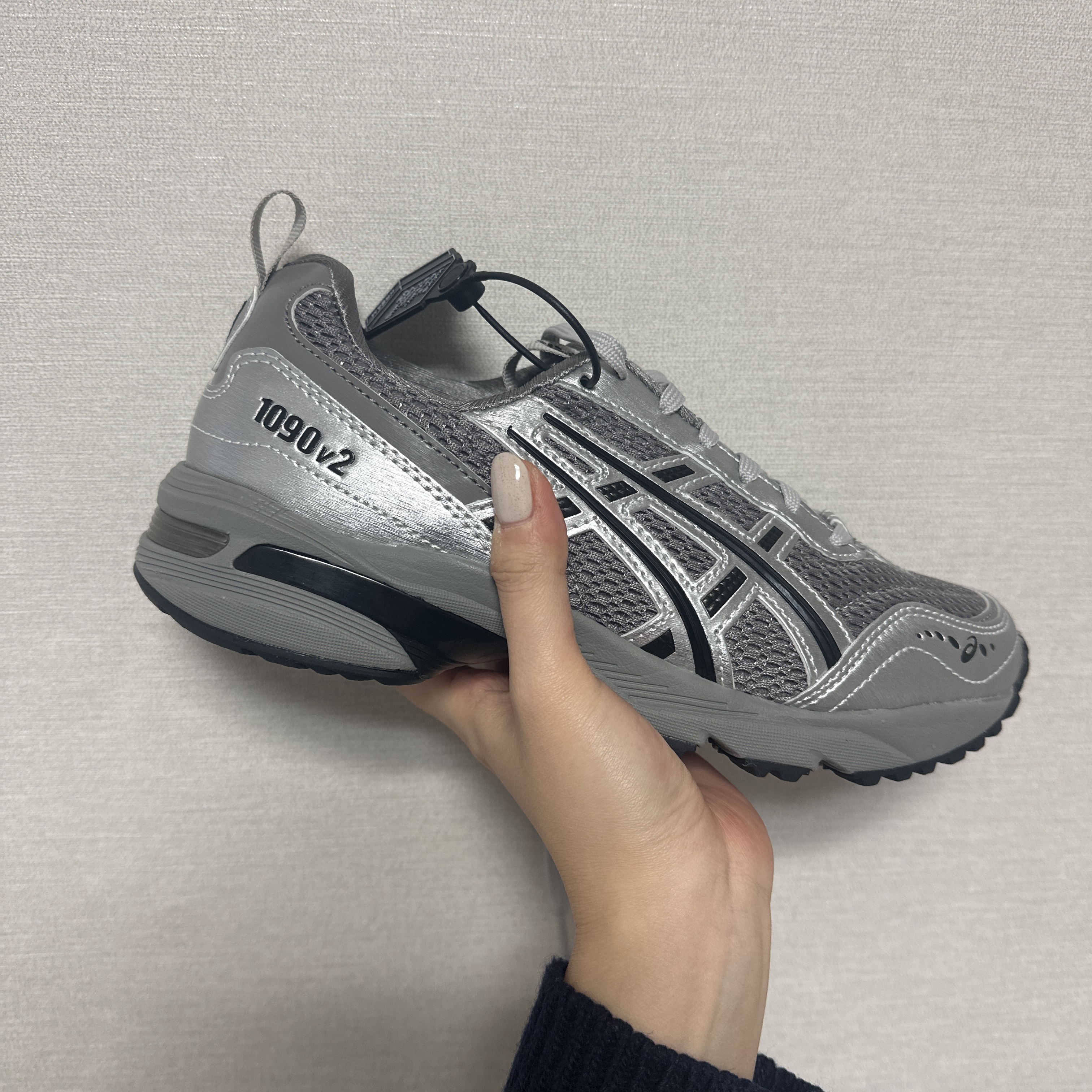 Asics x Freja Wewer Gel-1090 V2 Clay Grey Pure Silver 착용 스타일 - 2