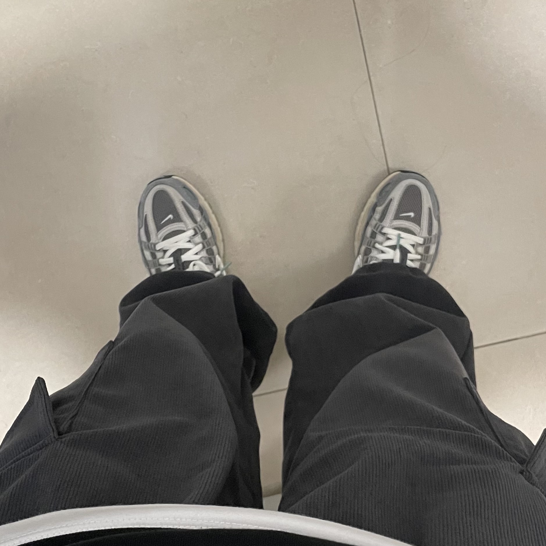 Nike P-6000 Flat Pewter Light Iron Ore 착용 스타일
