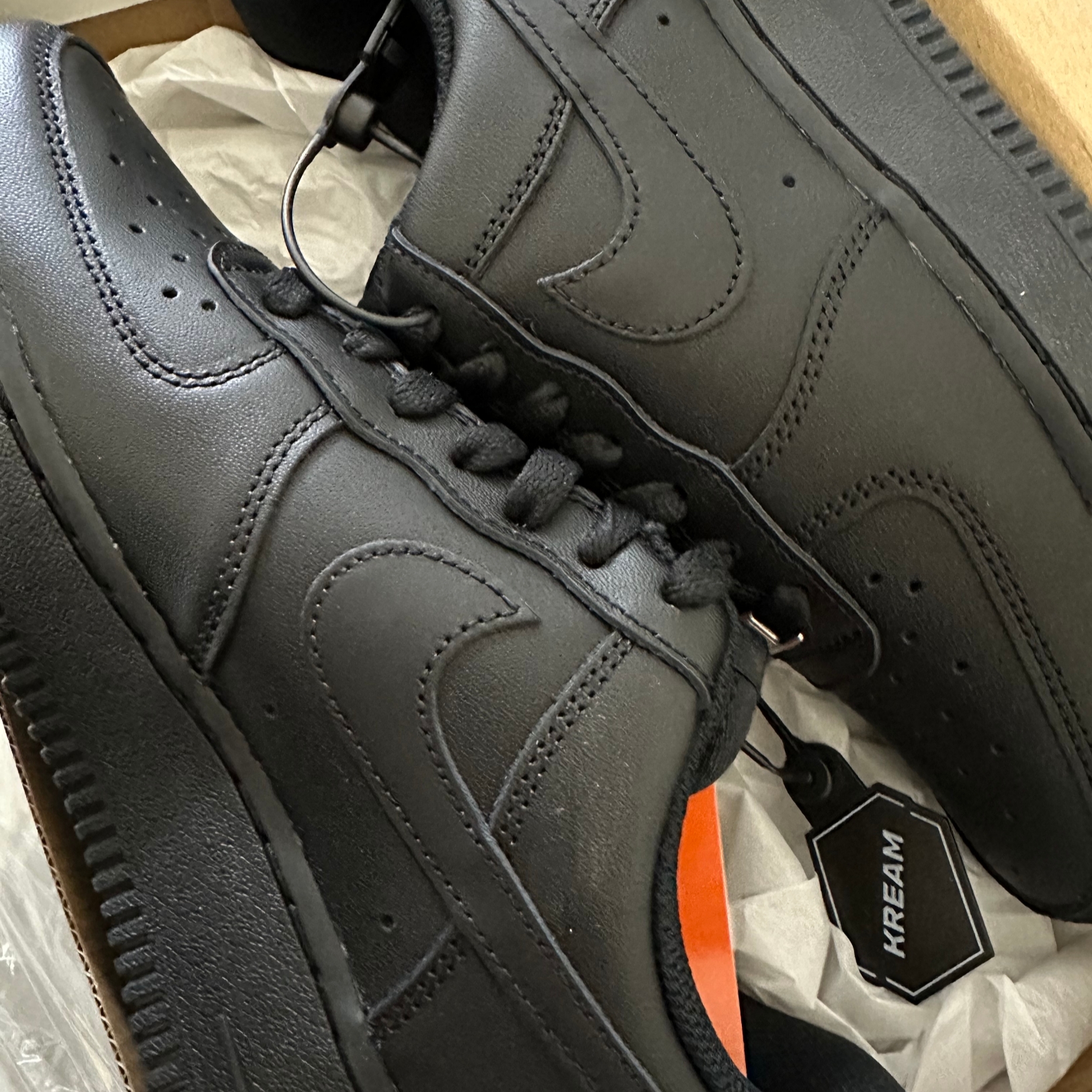 (W) Nike Air Force 1 '07 Low Triple Black 착용 스타일
