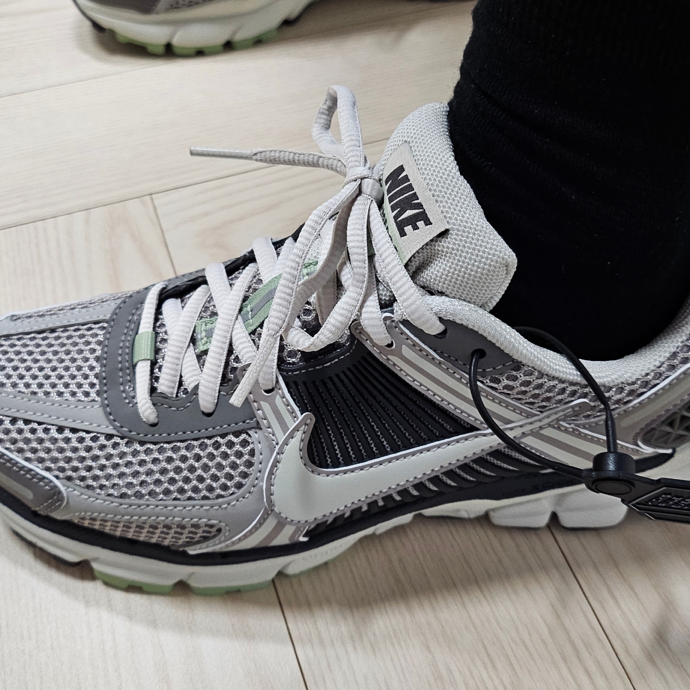 (W) Nike Zoom Vomero 5 Cobblestone and Flat Pewter 착용 스타일 - 2