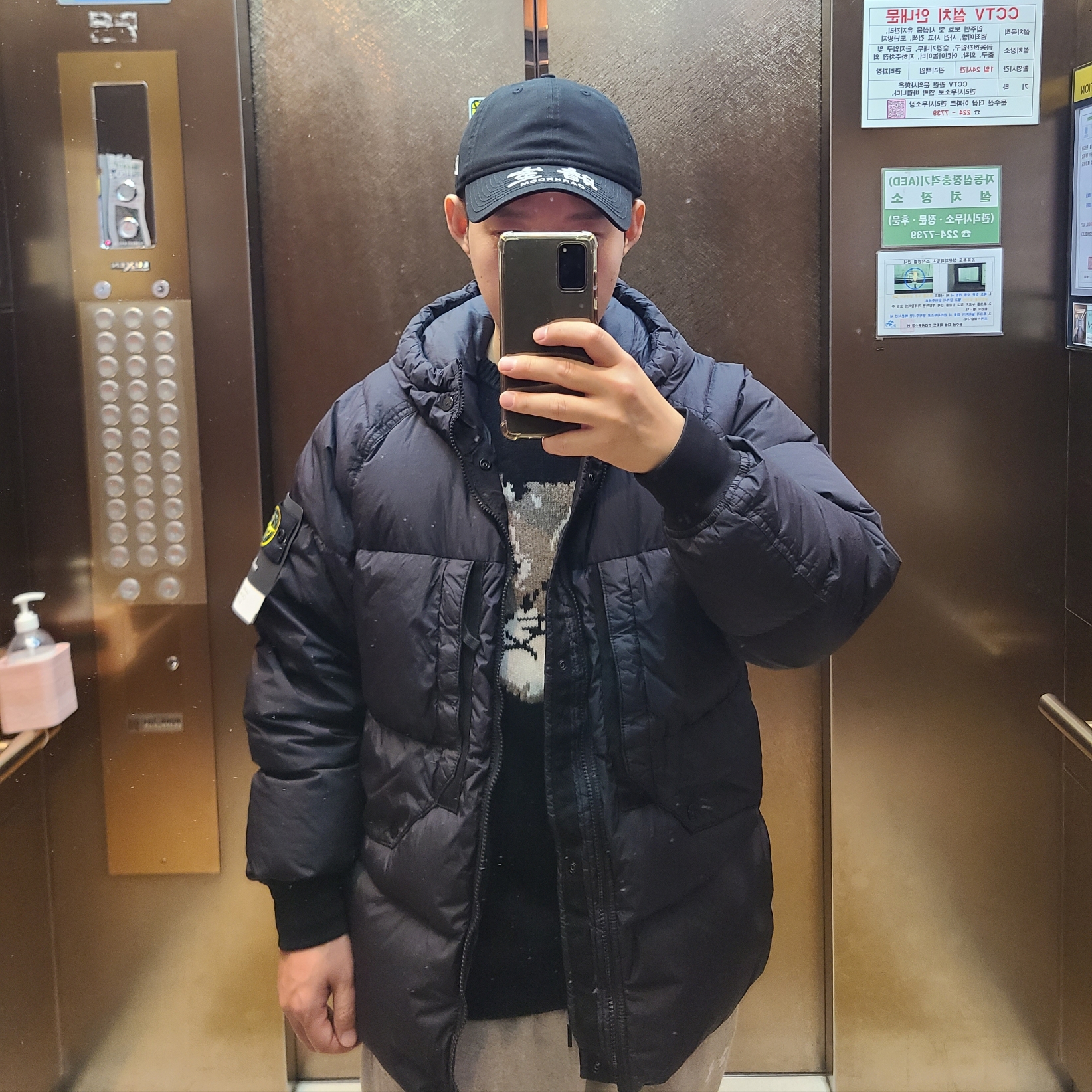 Stone Island 40723 Garment Dyed Crinkle Reps Recycled Nylon Hooded Down Jacket Black - 23FW, Maison Kitsune Big Fox Head Pullover Knit Black 착용 스타일