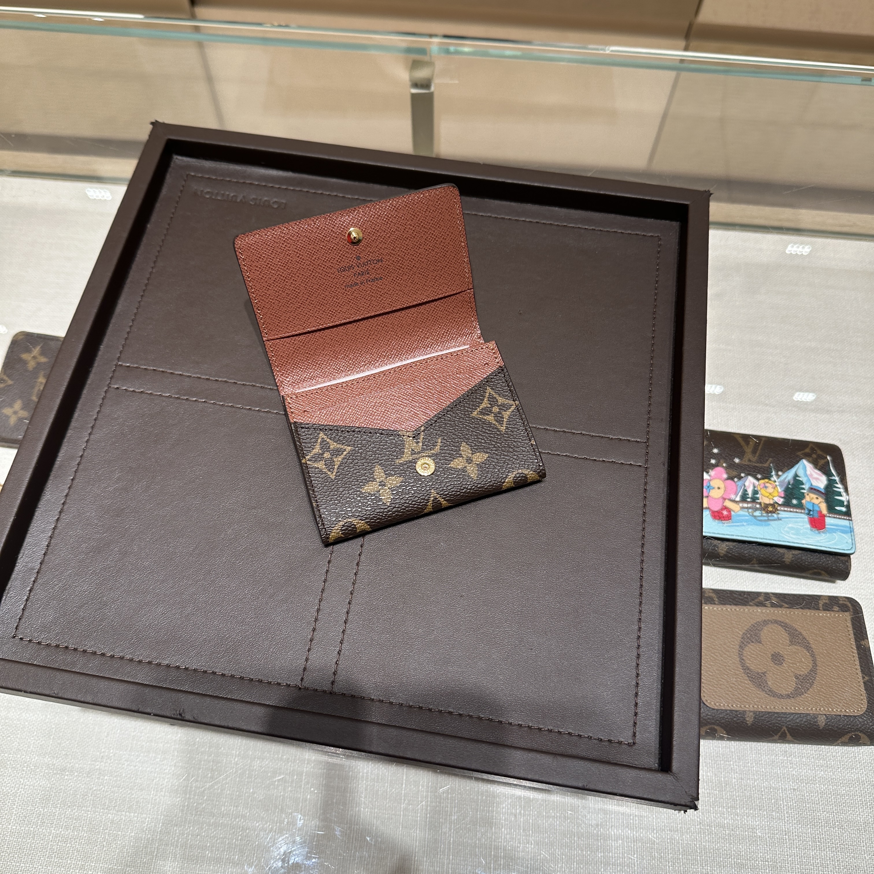Louis Vuitton Envelope Business Card Holder Monogram 착용 스타일