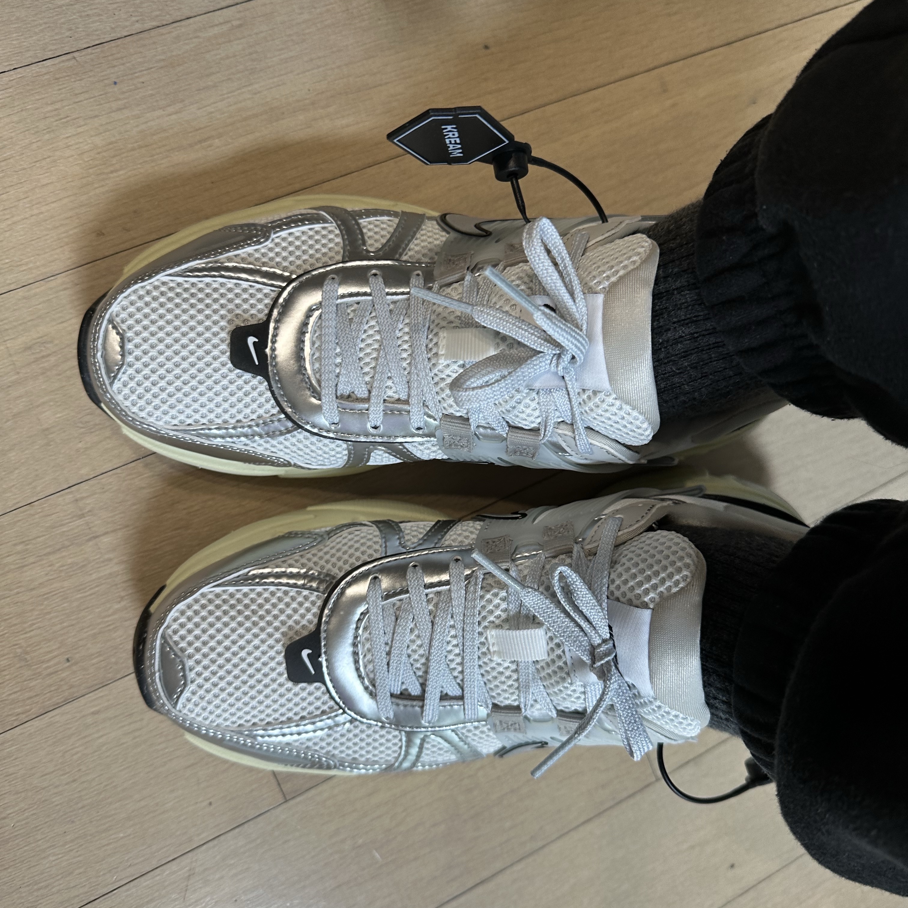 Nike V2K Run Summit White Metallic Silver 착용 스타일 - 4