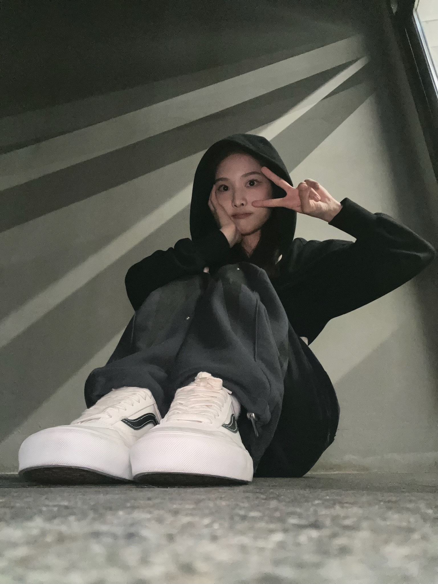 Vans Old Skool Leather Pop White Black 착용 스타일 - 1