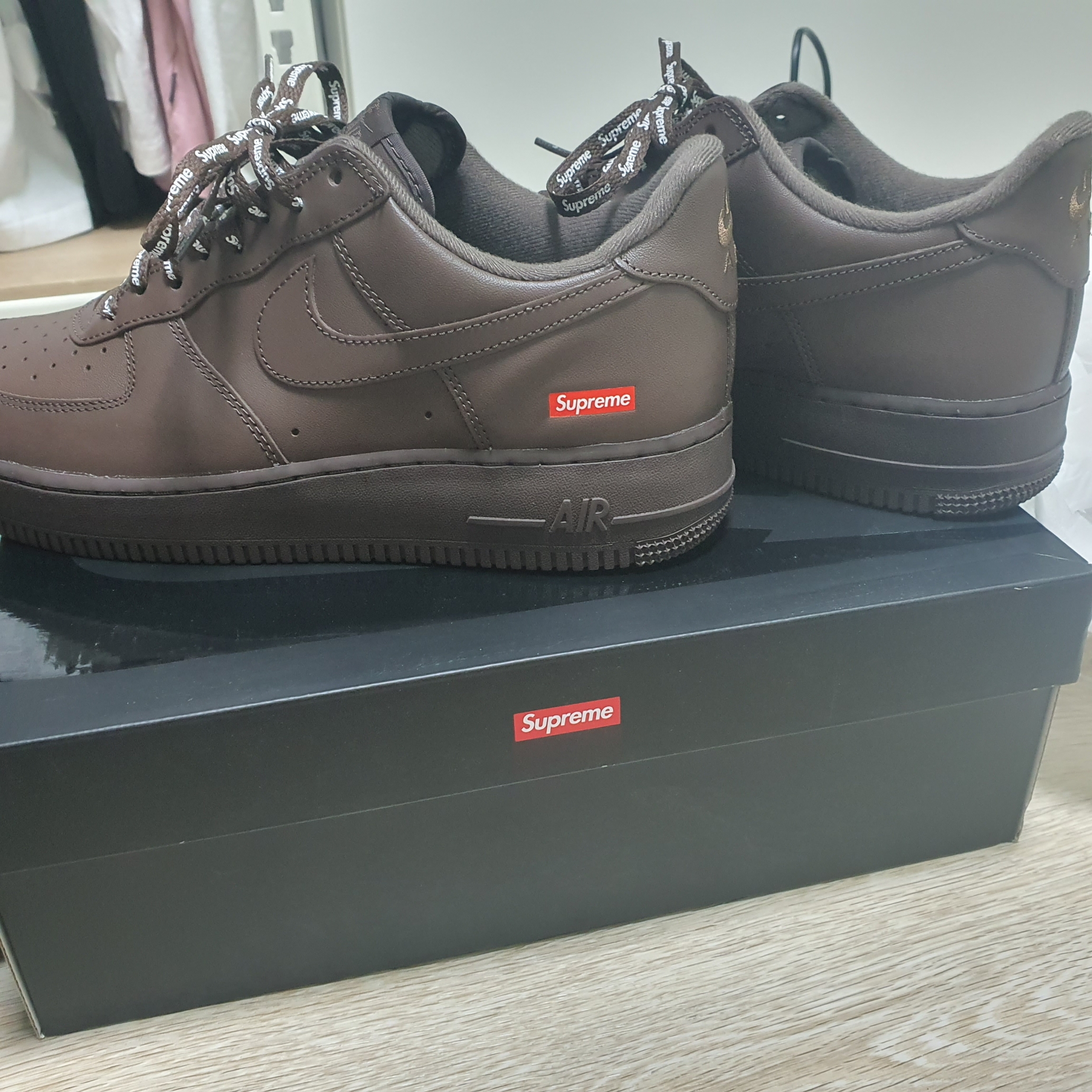 Nike x Supreme Air Force 1 Low Baroque Brown 착용 스타일