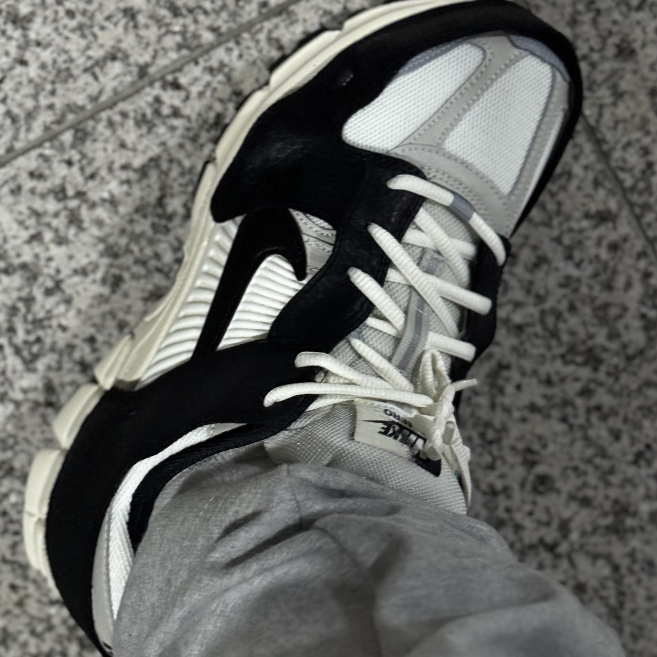 (W) Nike Zoom Vomero 5 Wolf Grey and Black 착용 스타일